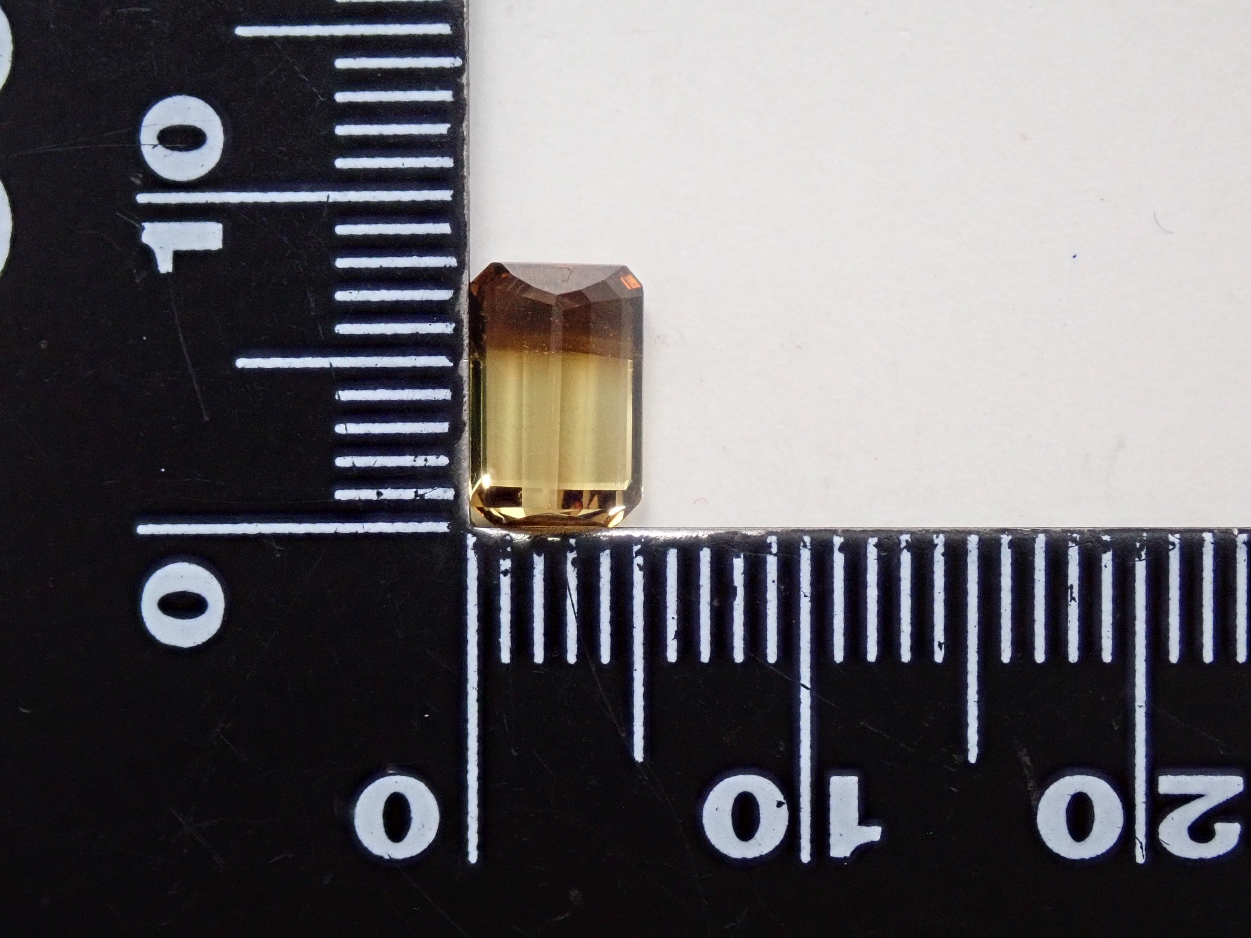 マダガスカル産バイカラークリソベリル 1.753ctルース