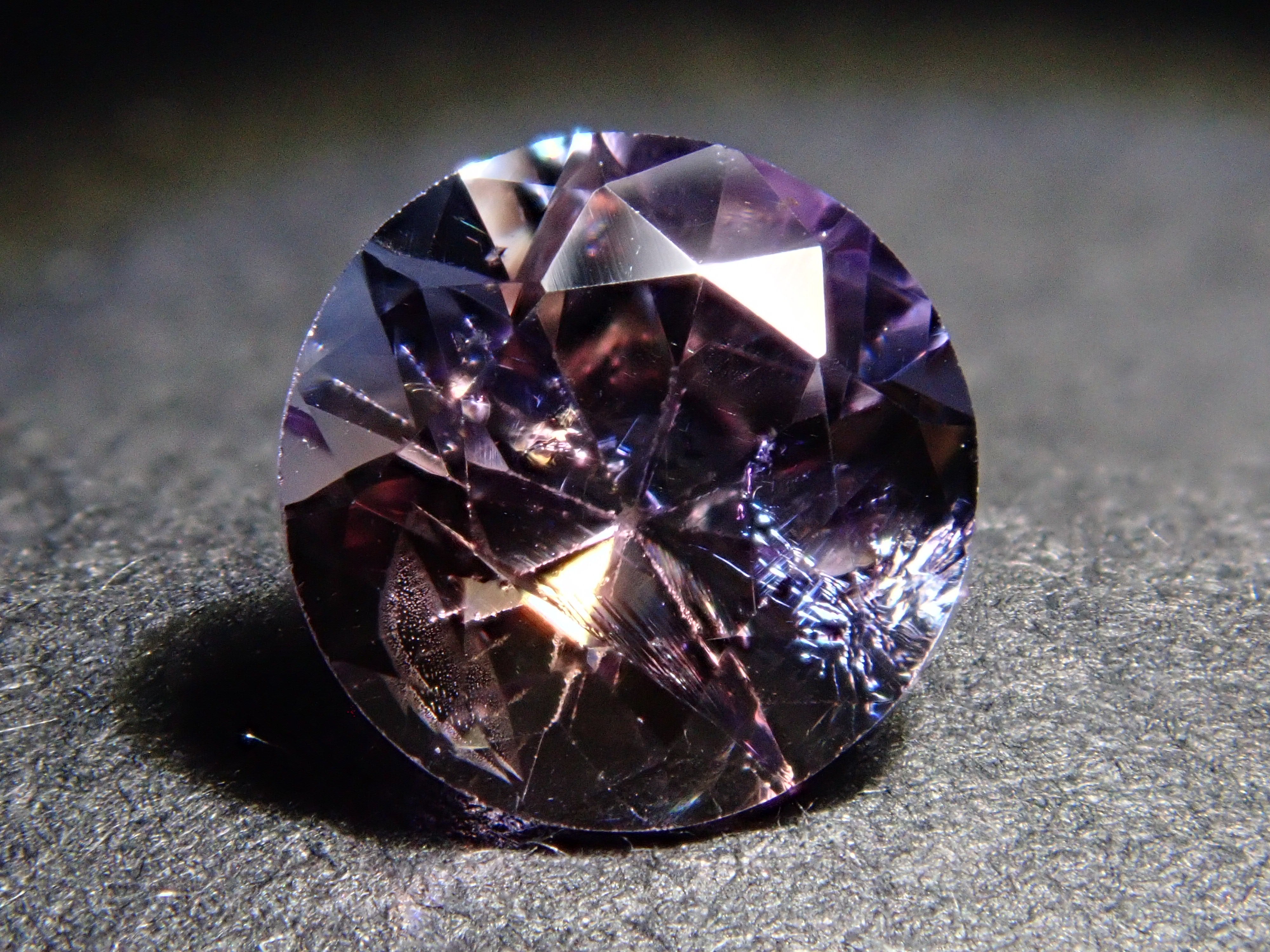 雙色黝簾石0.703 克拉裸石