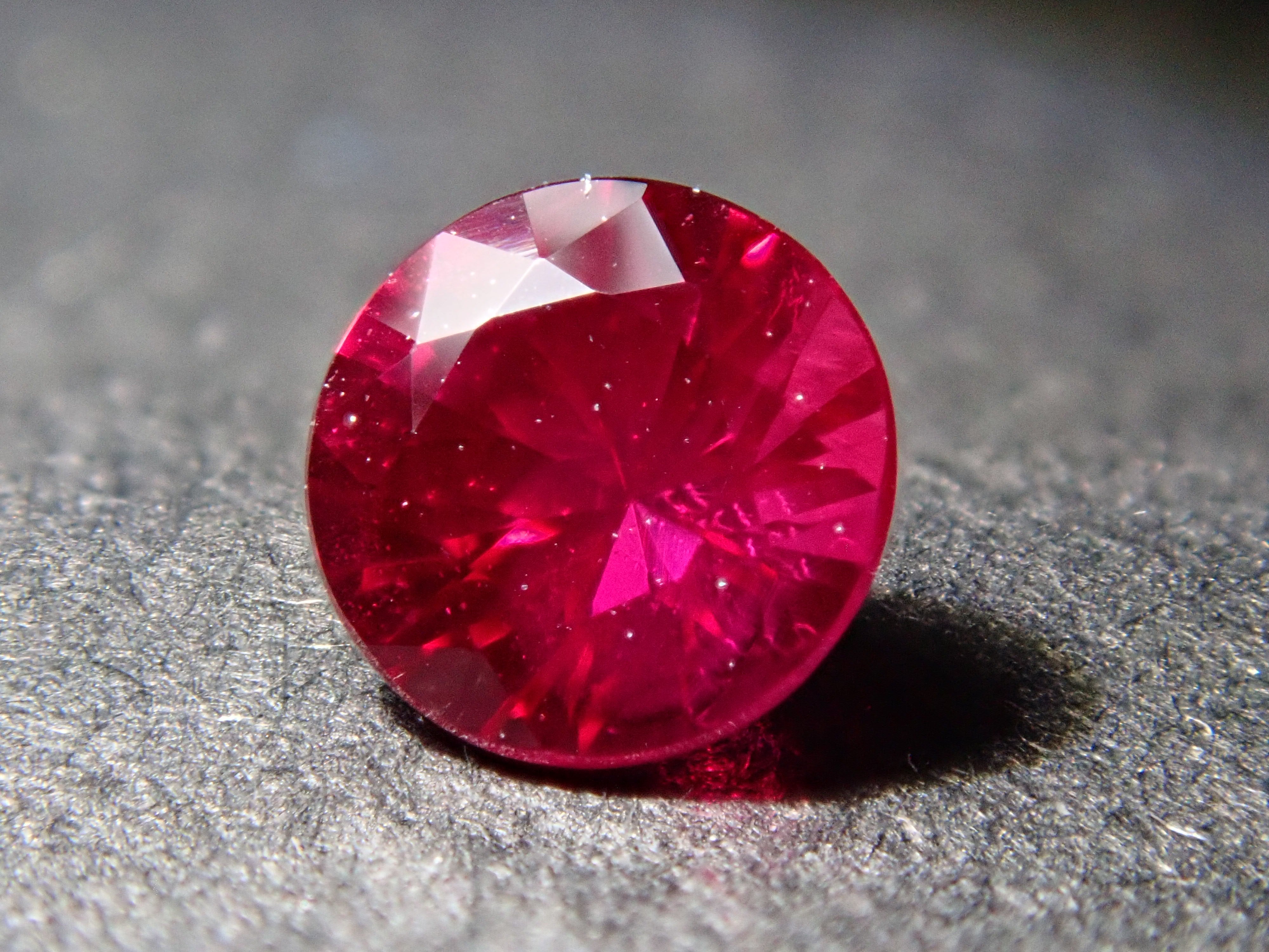 ピジョンブラッド ルビー　蛍光宝石鉱物標本 ピジョンブラッド ルビー 蛍光宝石鉱物標本