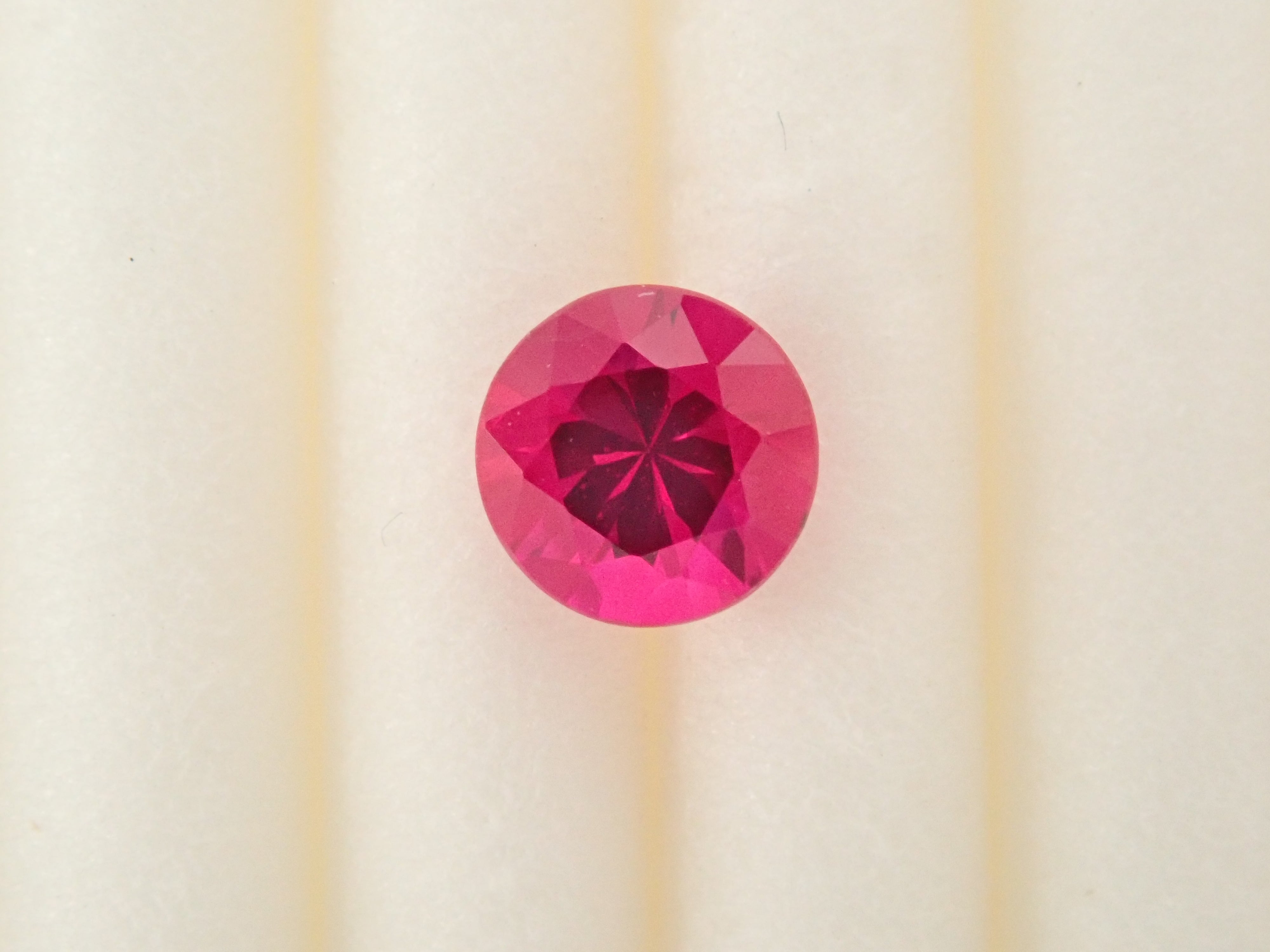 ピジョンブラッドルビークリスタル。 ピジョンブラッドルビー 0.290ctルース