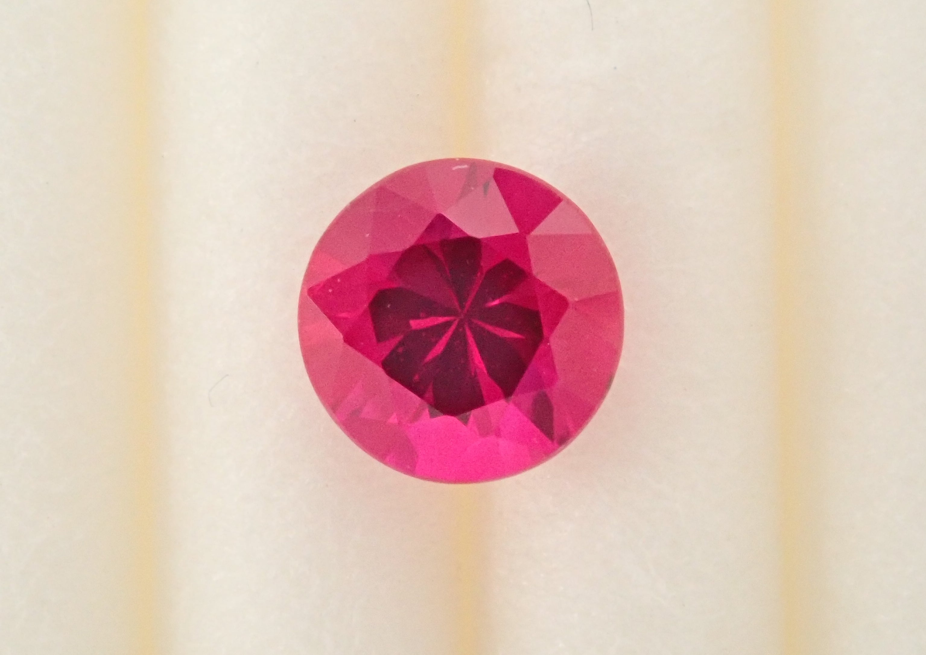 ピジョンブラッドルビークリスタル。 ミャンマー産非加熱ピジョンブラッドルビー1.36c(GIA宝石鑑別