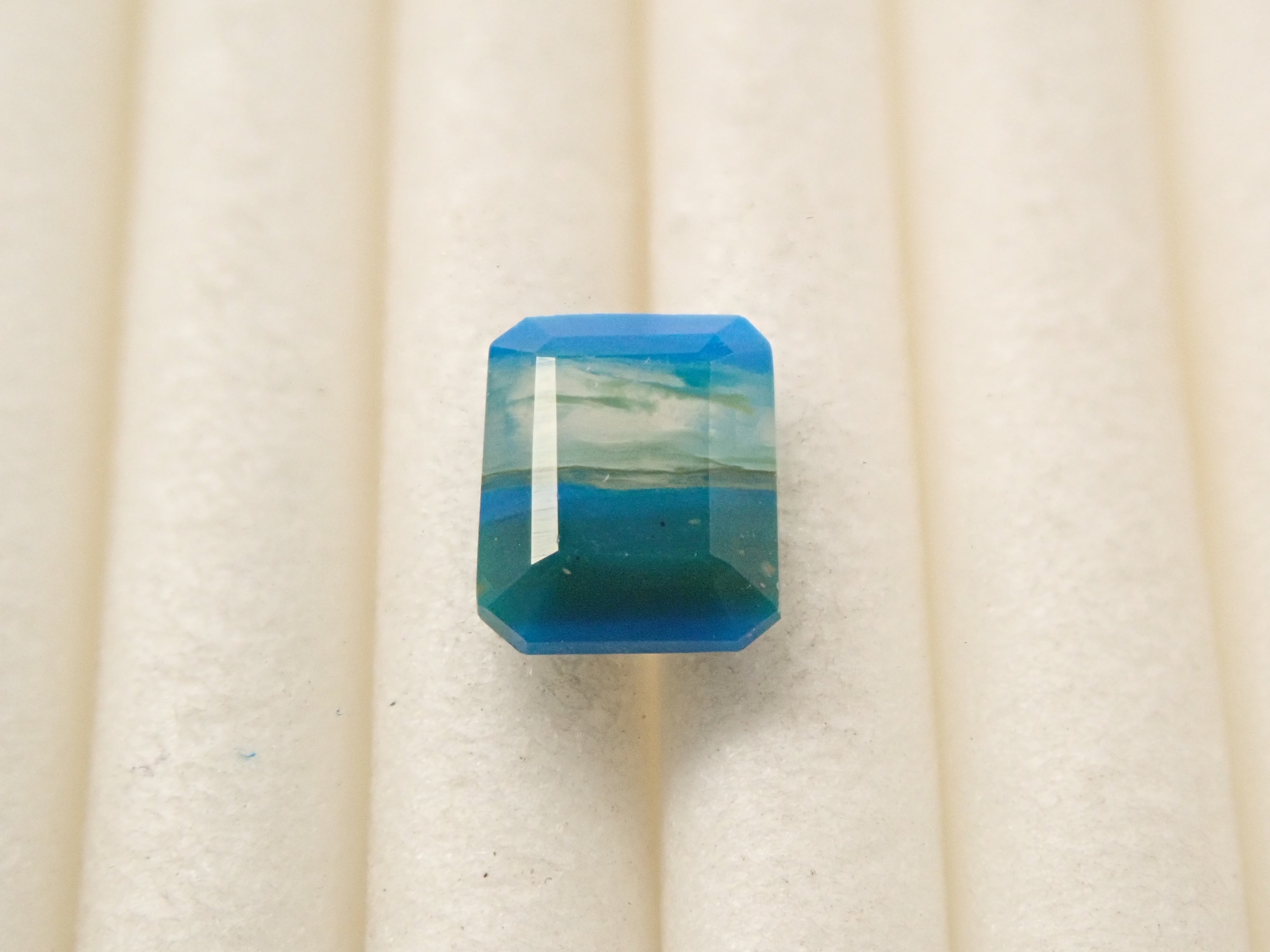 ペルー産バイカラーブルーオパール 0.492ctルース