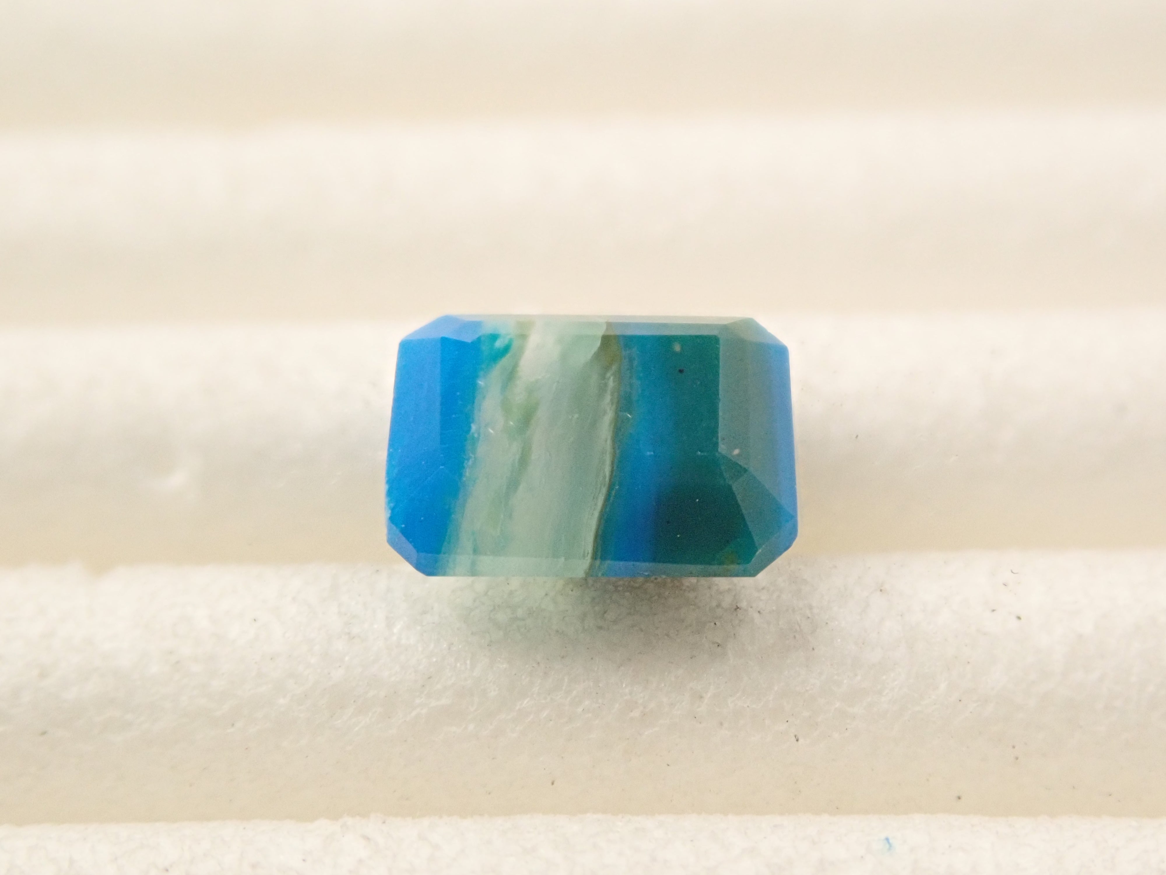 ペルー産バイカラーブルーオパール 0.492ctルース