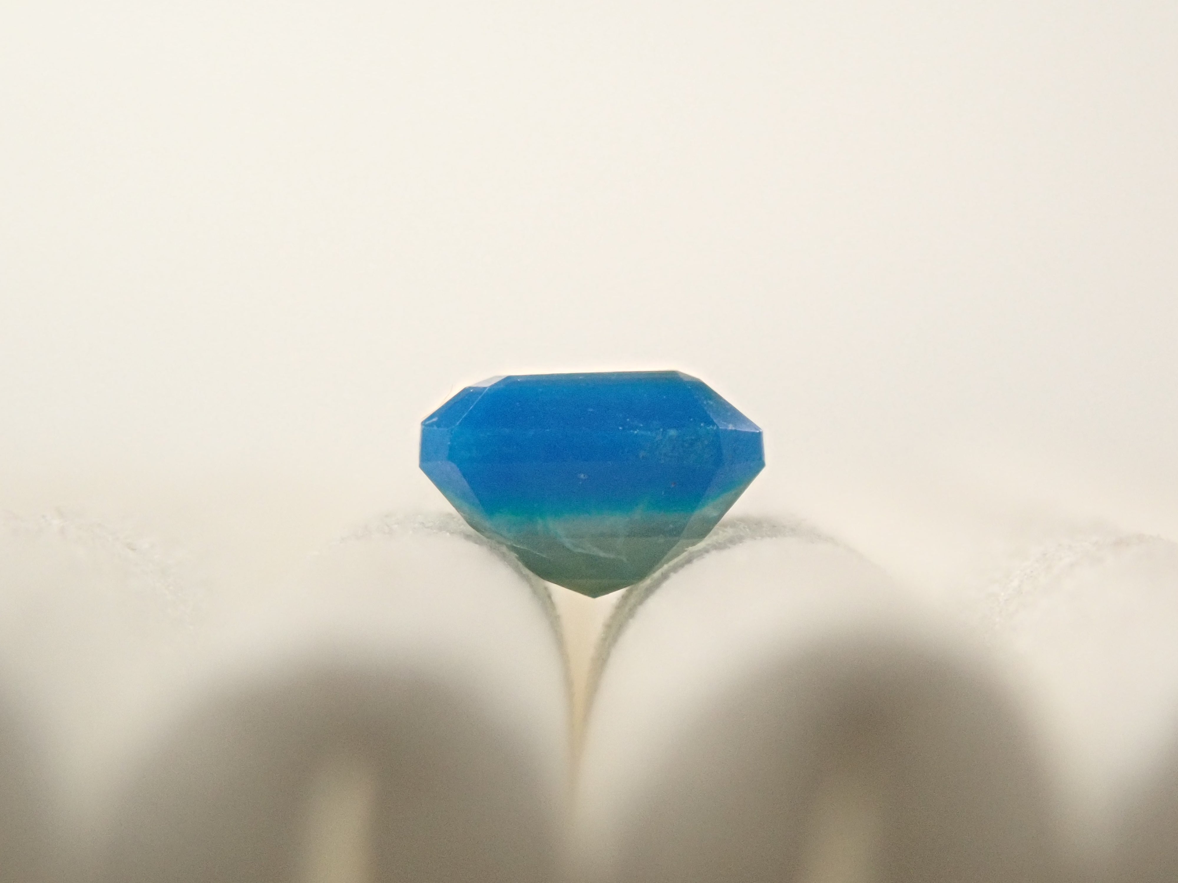 ペルー産バイカラーブルーオパール 0.492ctルース