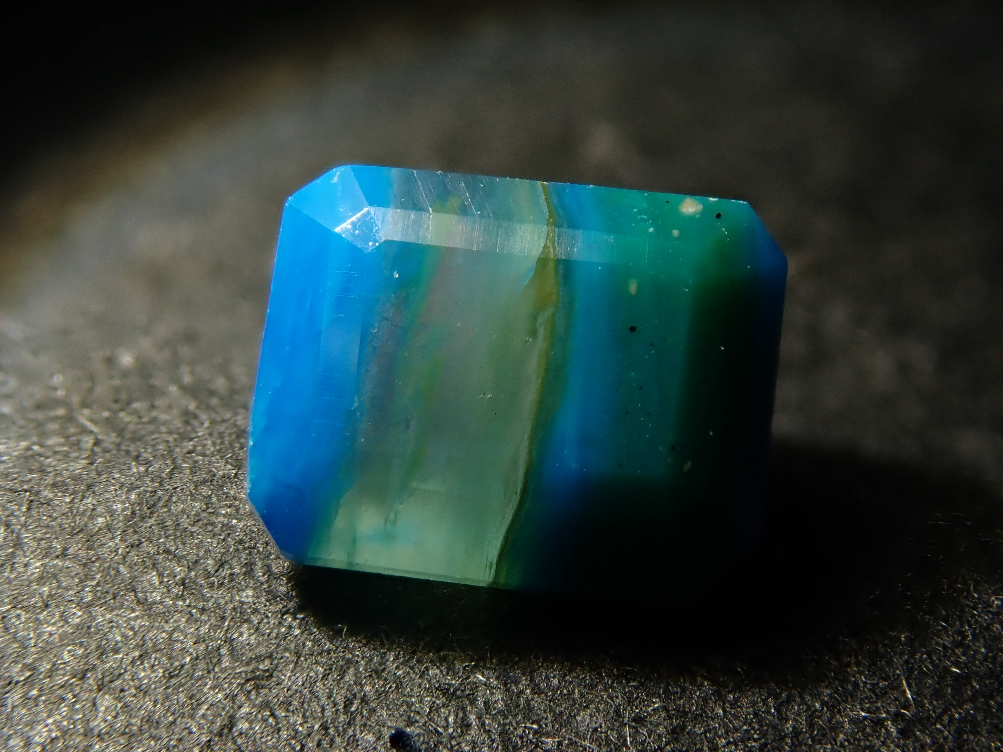 ペルー産バイカラーブルーオパール 0.492ctルース