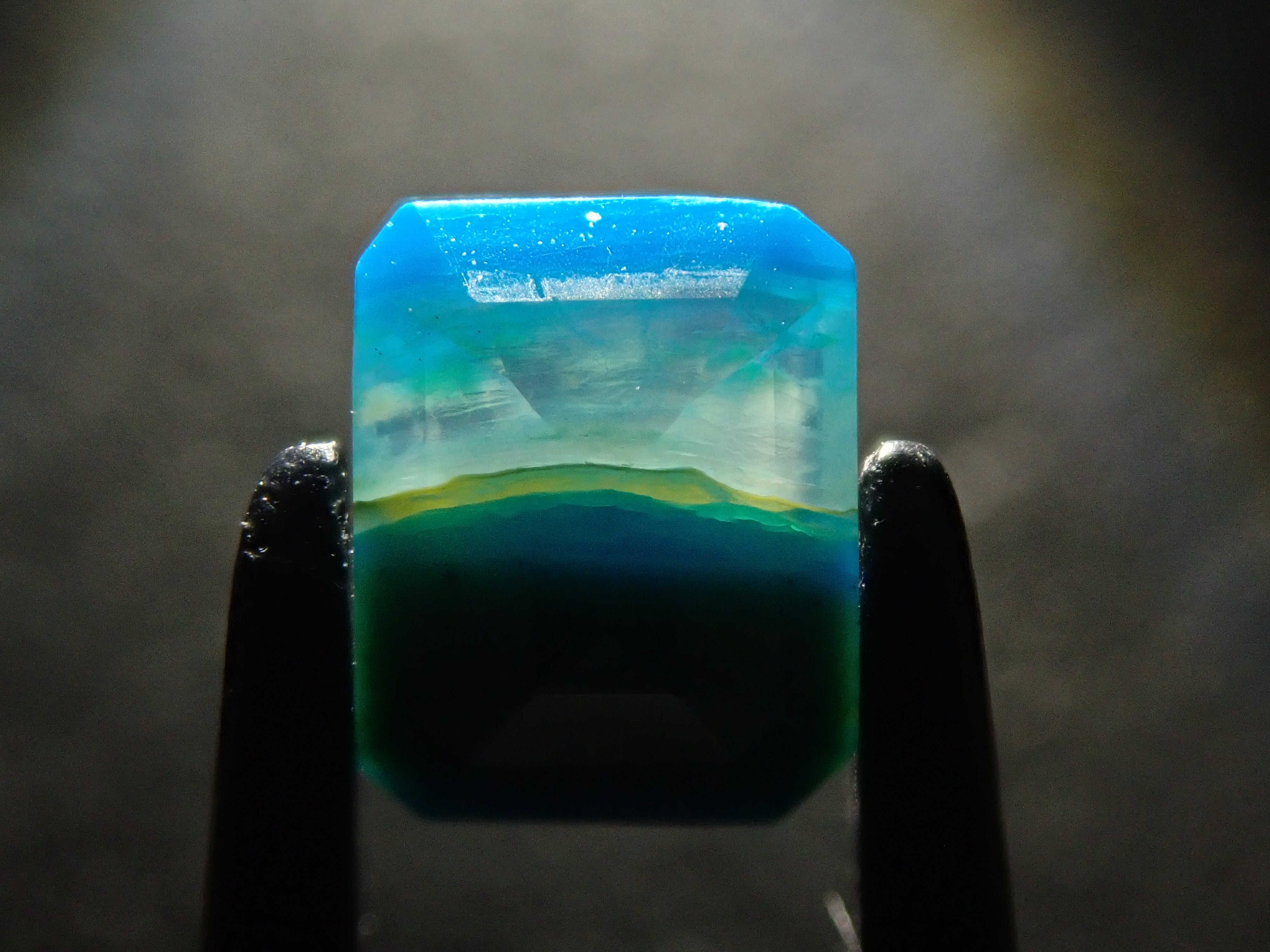 ペルー産バイカラーブルーオパール 0.492ctルース