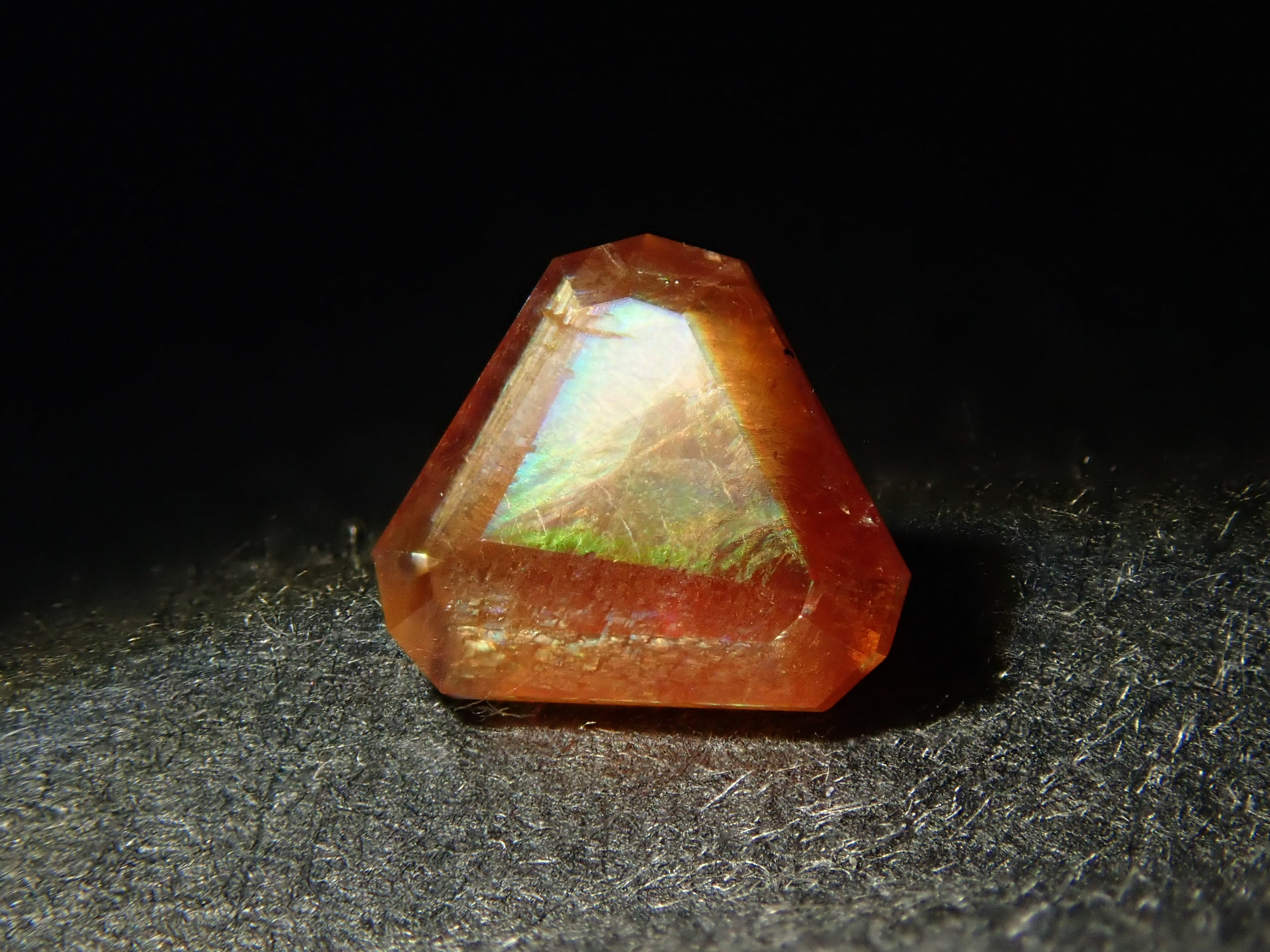 み*る様 レインボーガーネット 奈良県天川村産 宝石カットルース 奈良県天川村産レインボーガーネット（アンドラダイトガーネット