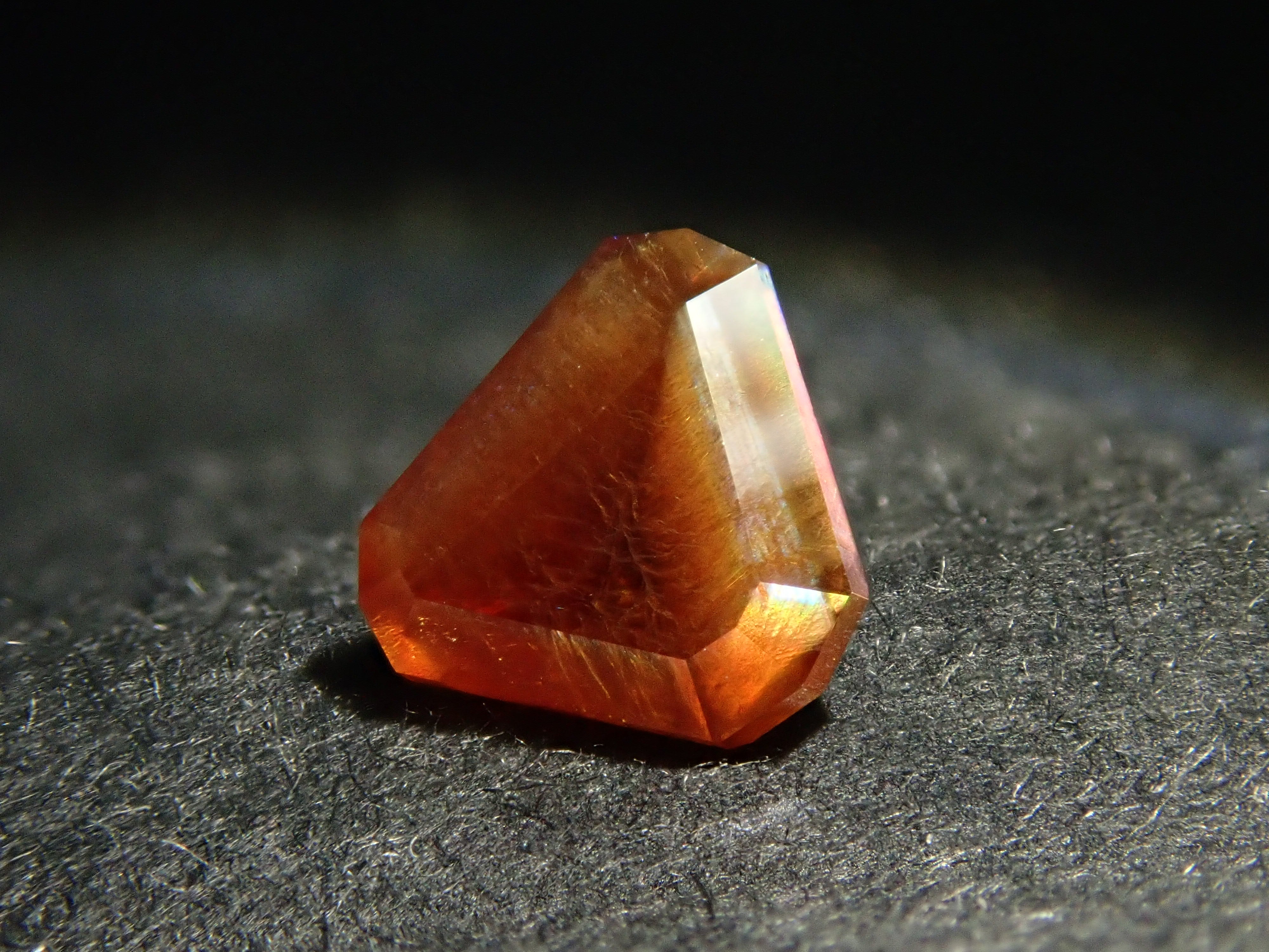 奈良県天川村産レインボーガーネット（アンドラダイトガーネット