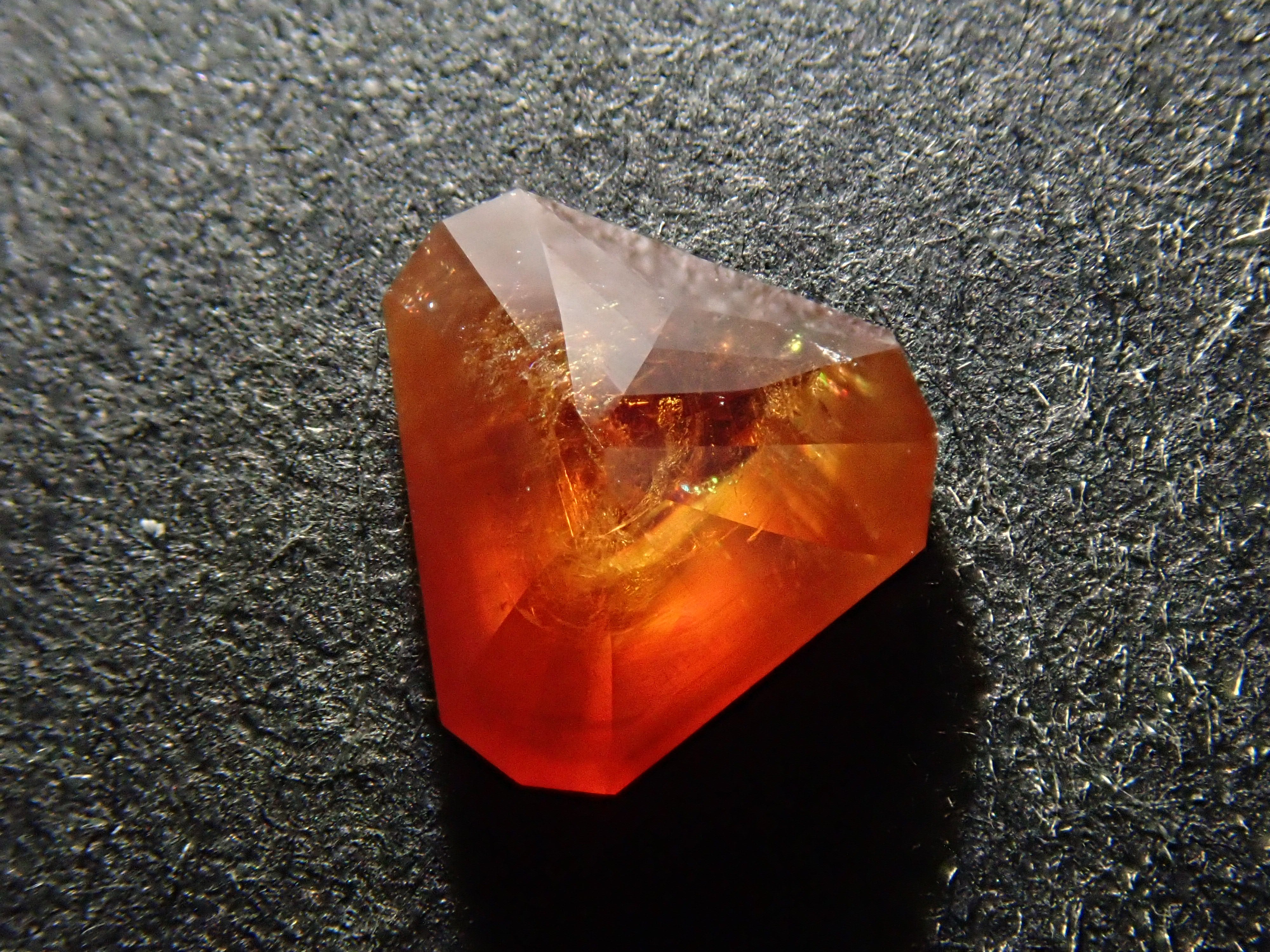 奈良県天川村産レインボーガーネット（アンドラダイトガーネット