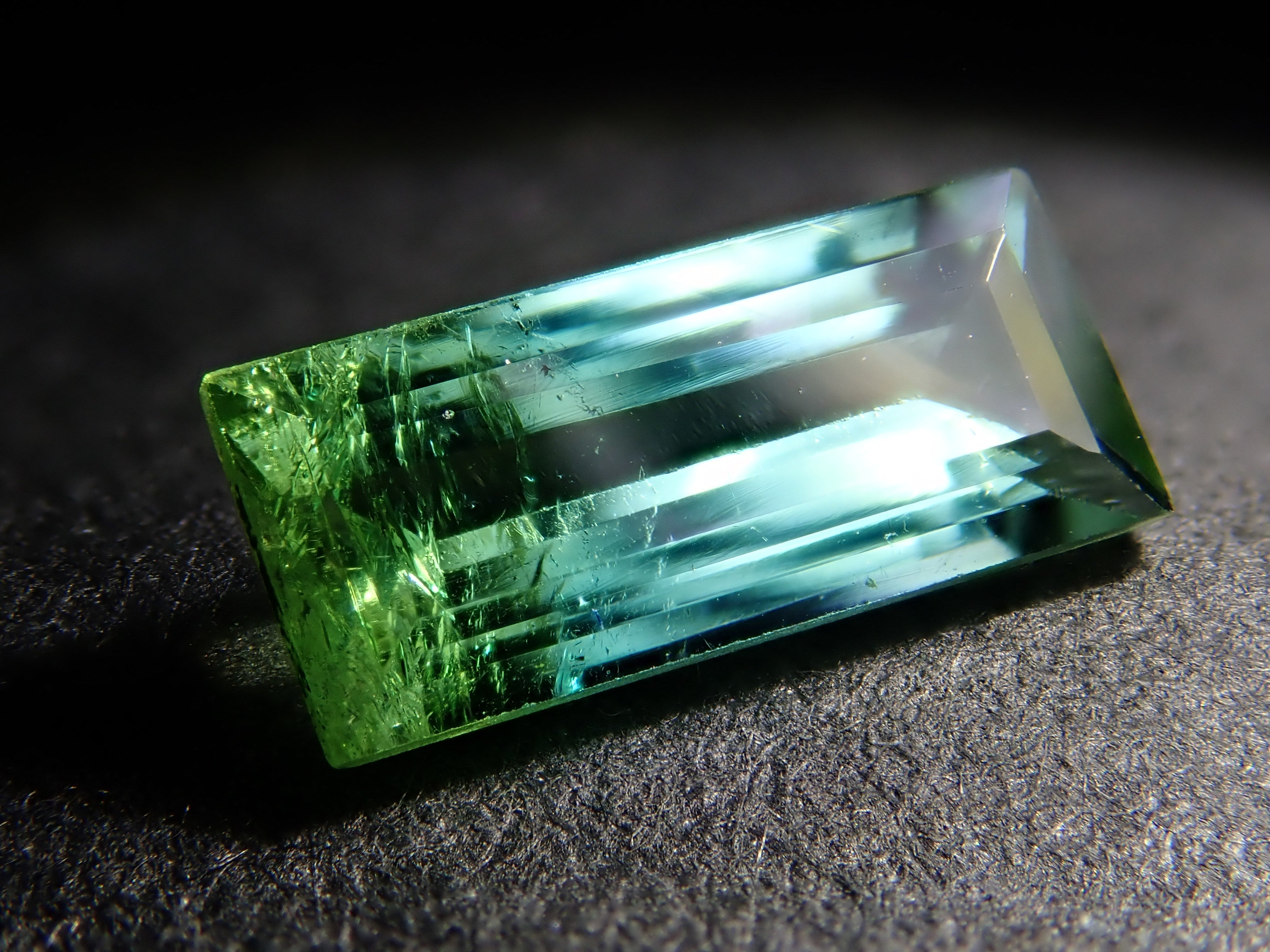 ブラジル産バイカラートルマリン 0.621ctルース