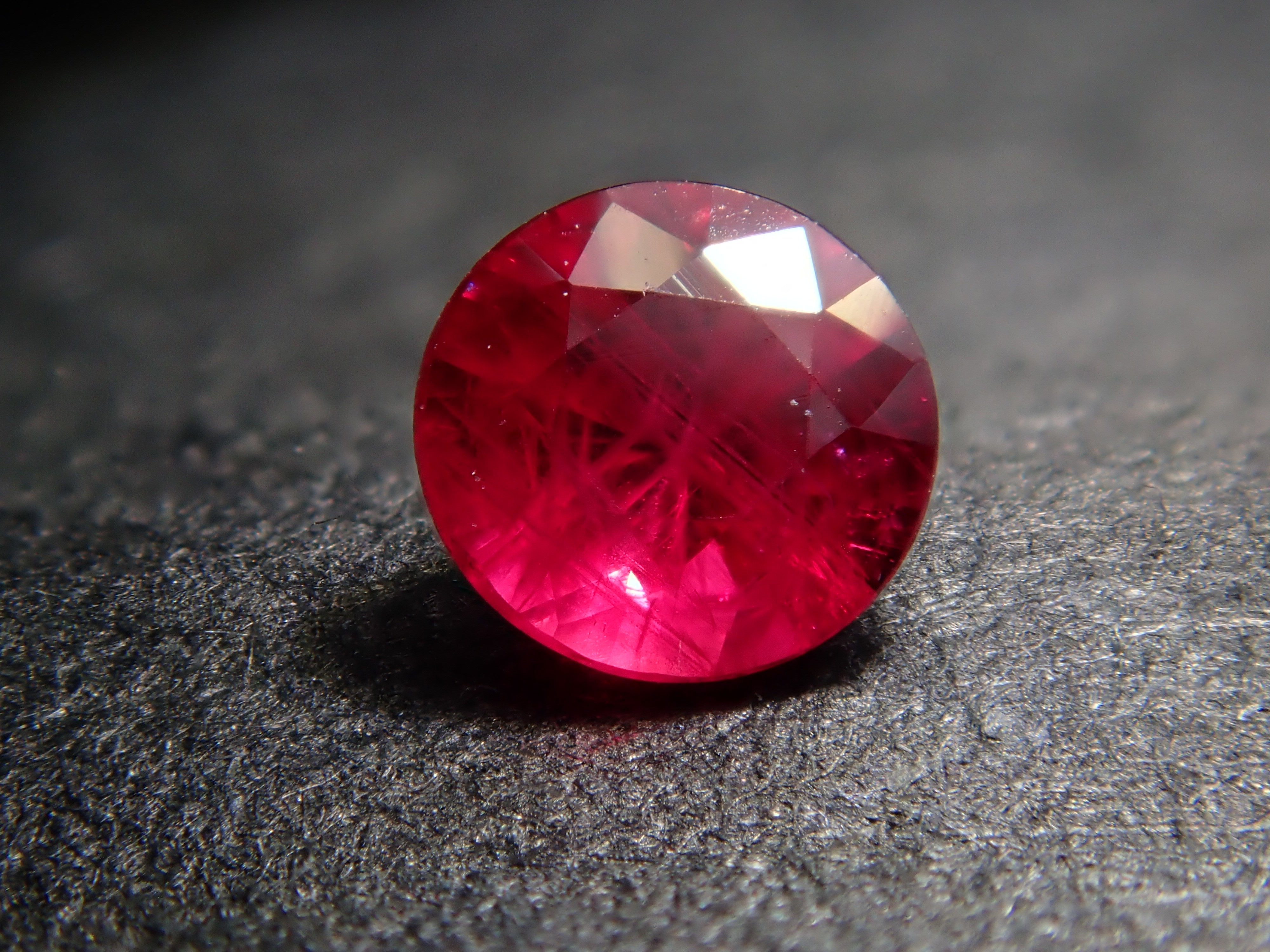 グリーンランド産ルビー 0.134ctルース