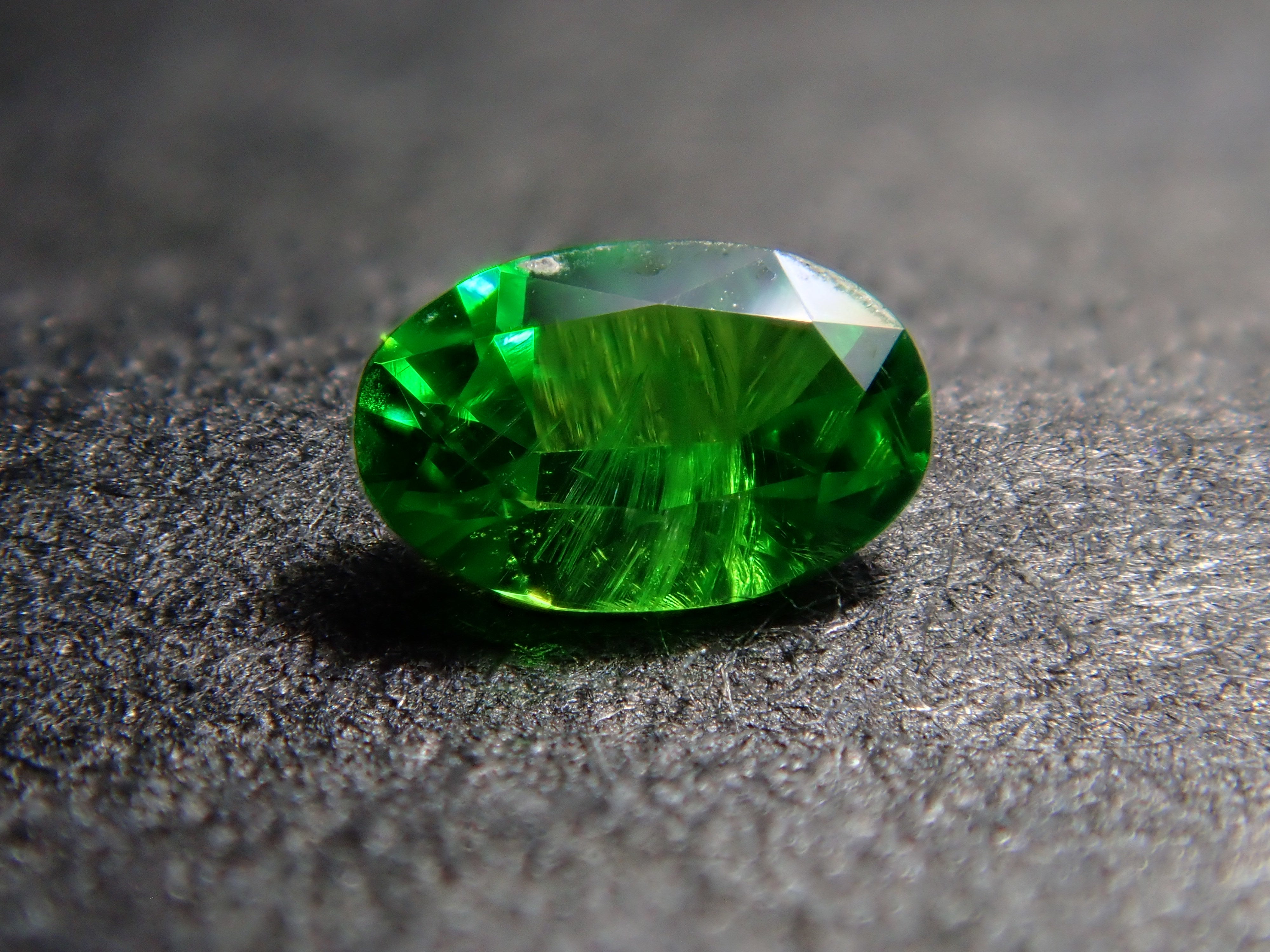 [12560895] Russian Demantoid Garnet (Horsetail) 0.067ct Loose Stone