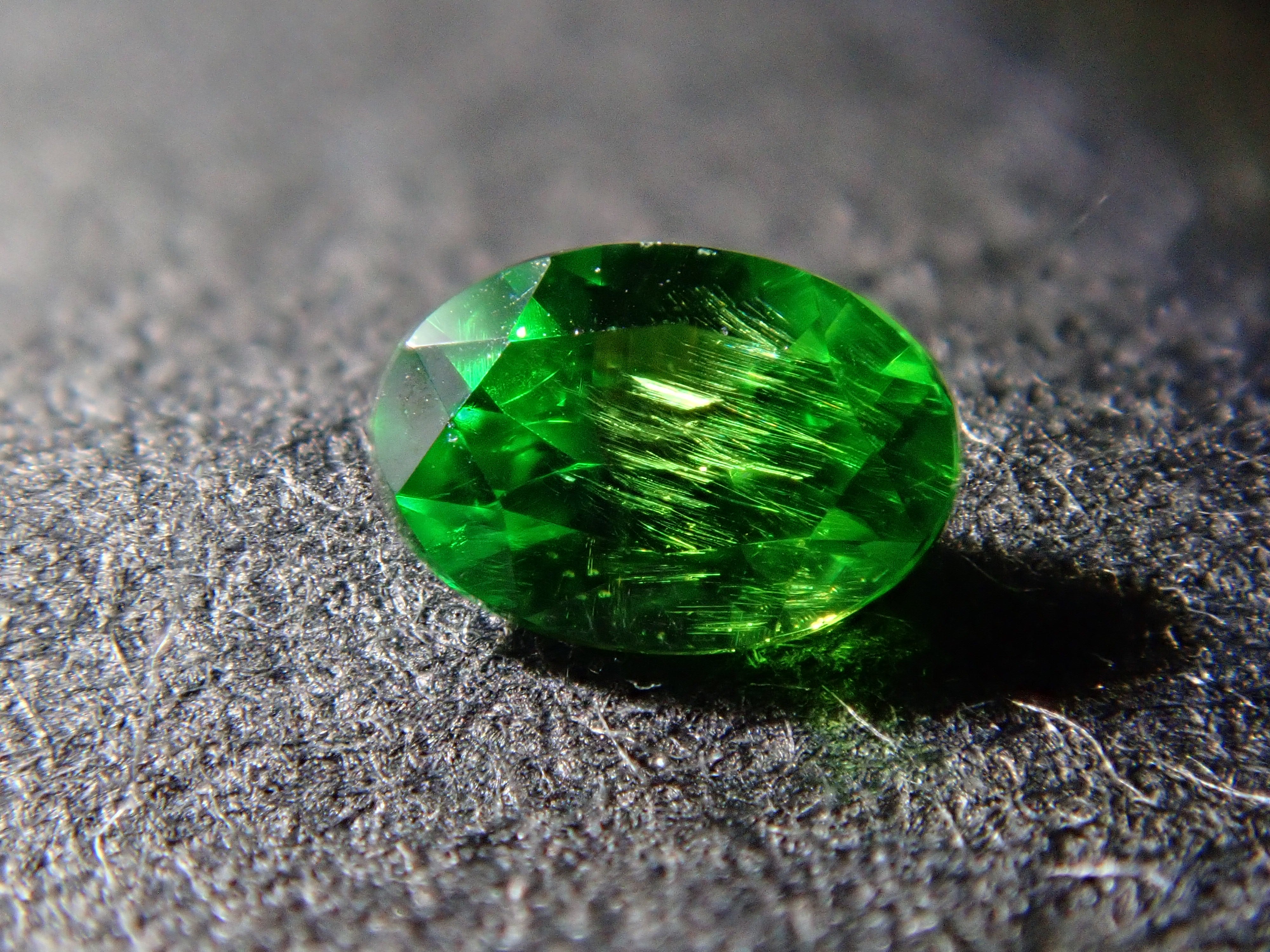 【11/10 22時販売】ロシア産デマントイドガーネット（ホーステール認む） 0.070ctルース