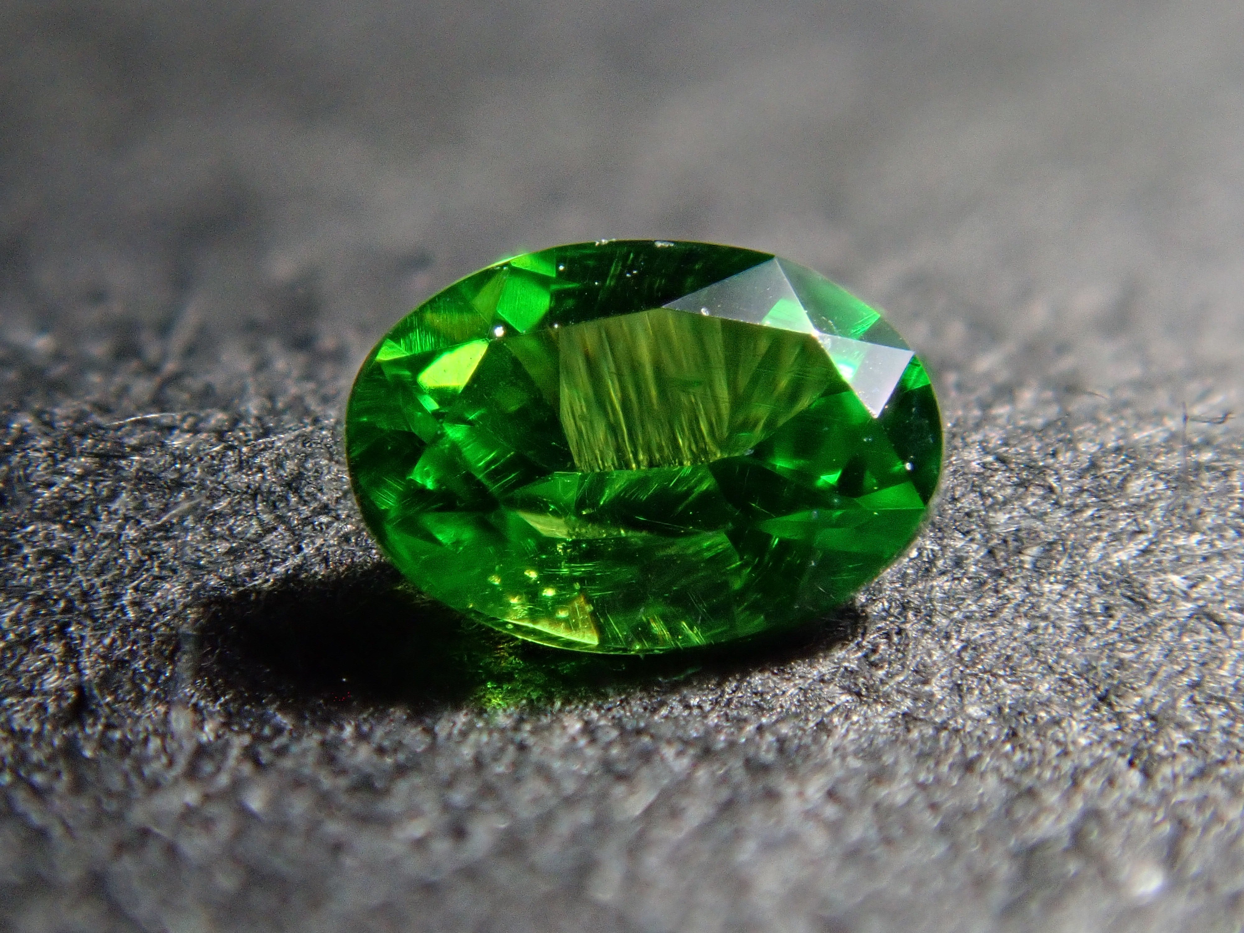 【11/10 22時販売】ロシア産デマントイドガーネット（ホーステール認む） 0.070ctルース