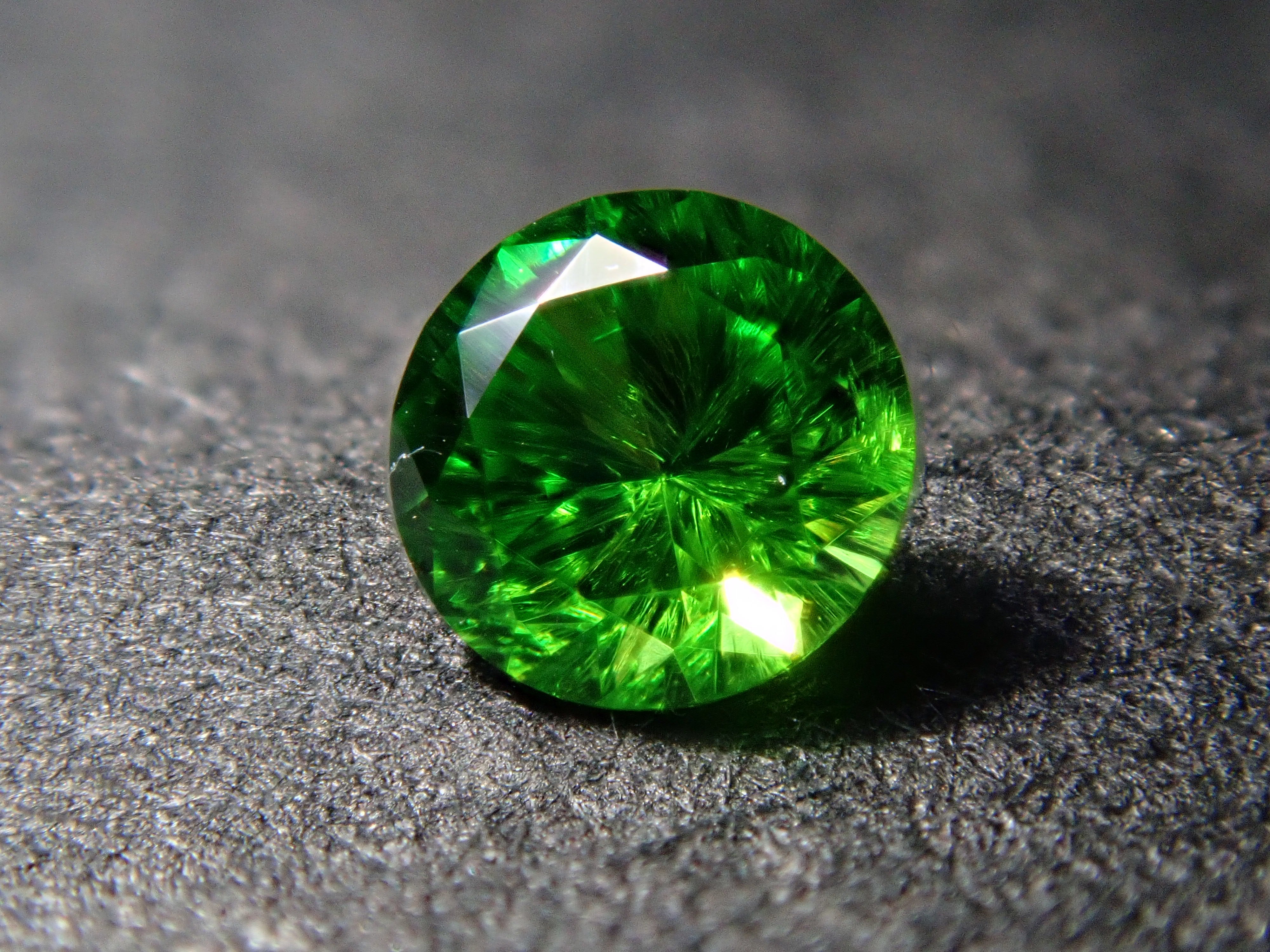 [12560897] Russian Demantoid Garnet (Horsetail) 0.128ct Loose Stone