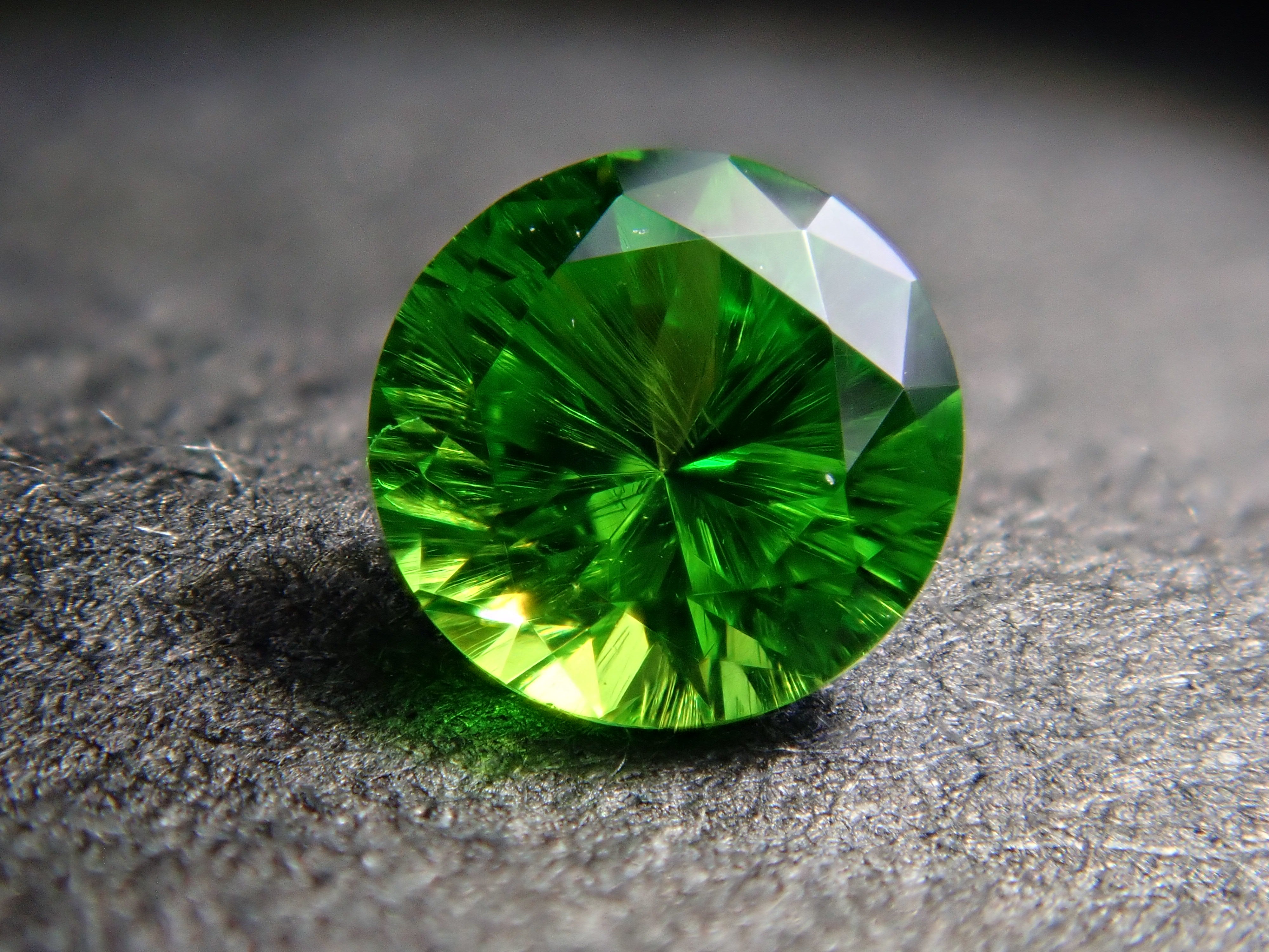 [12560897] Russian Demantoid Garnet (Horsetail) 0.128ct Loose Stone