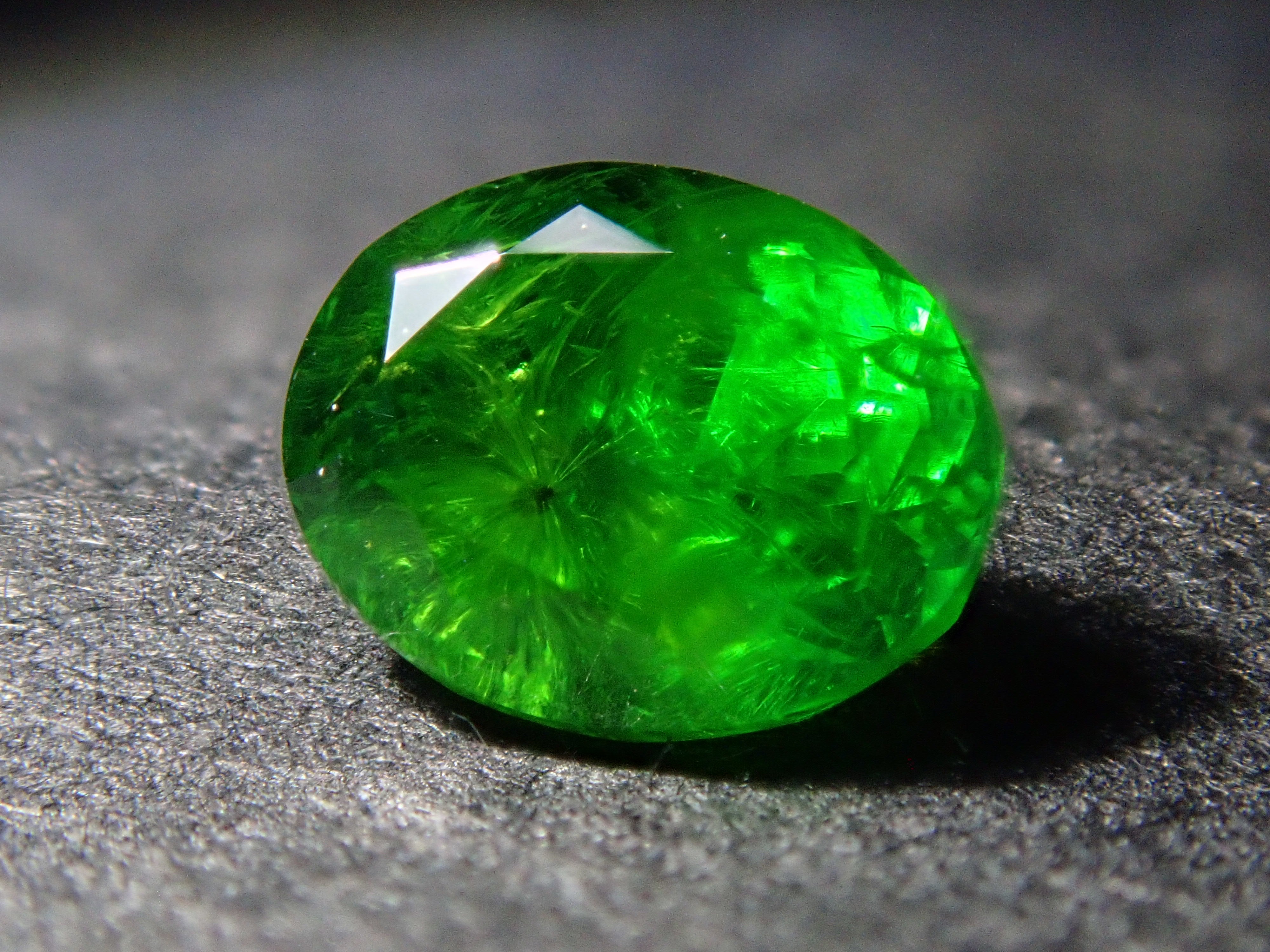 [12560902] Russian Demantoid Garnet (Horsetail) 0.487ct Loose Stone