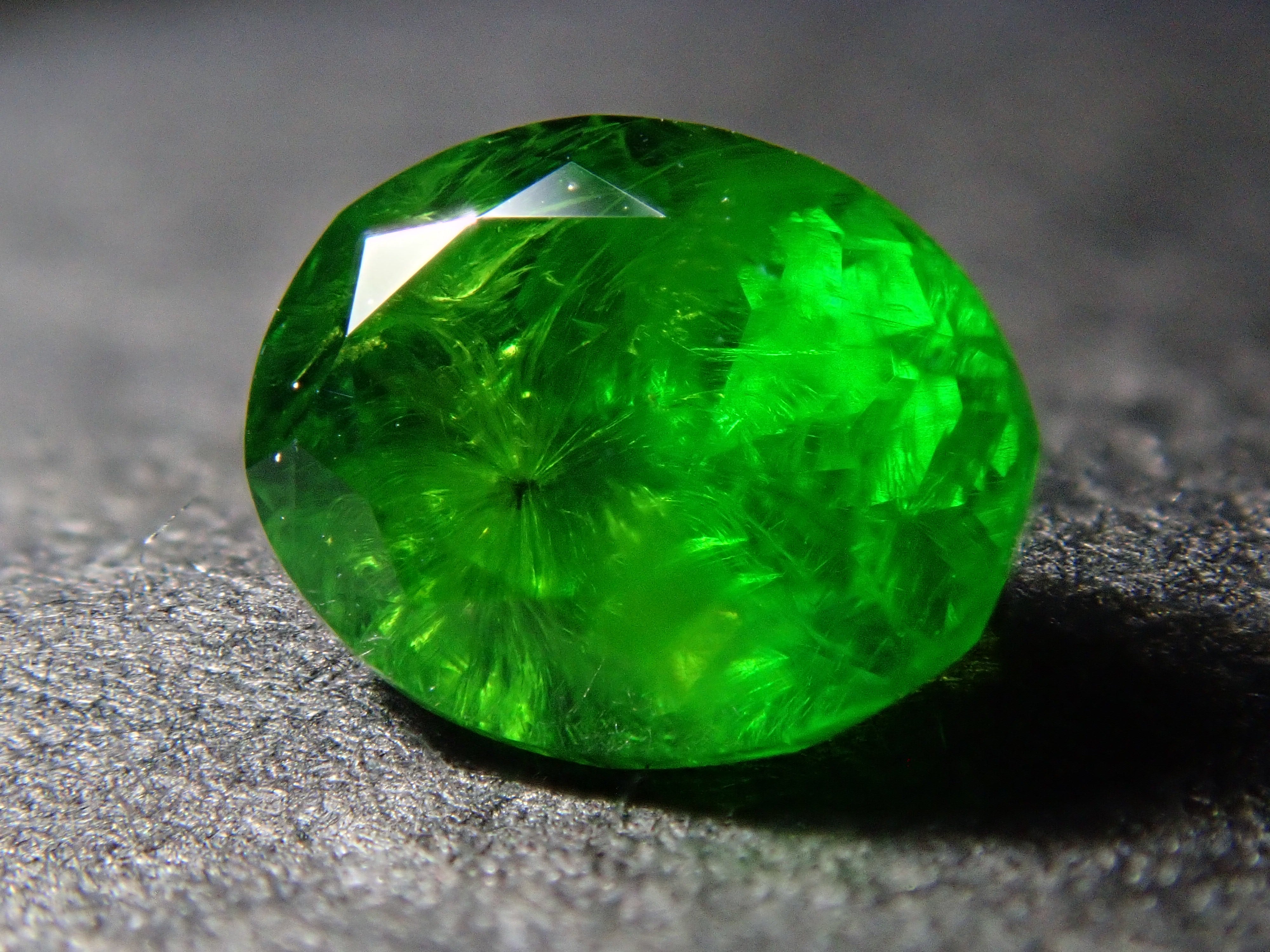 [12560902] Russian Demantoid Garnet (Horsetail) 0.487ct Loose Stone