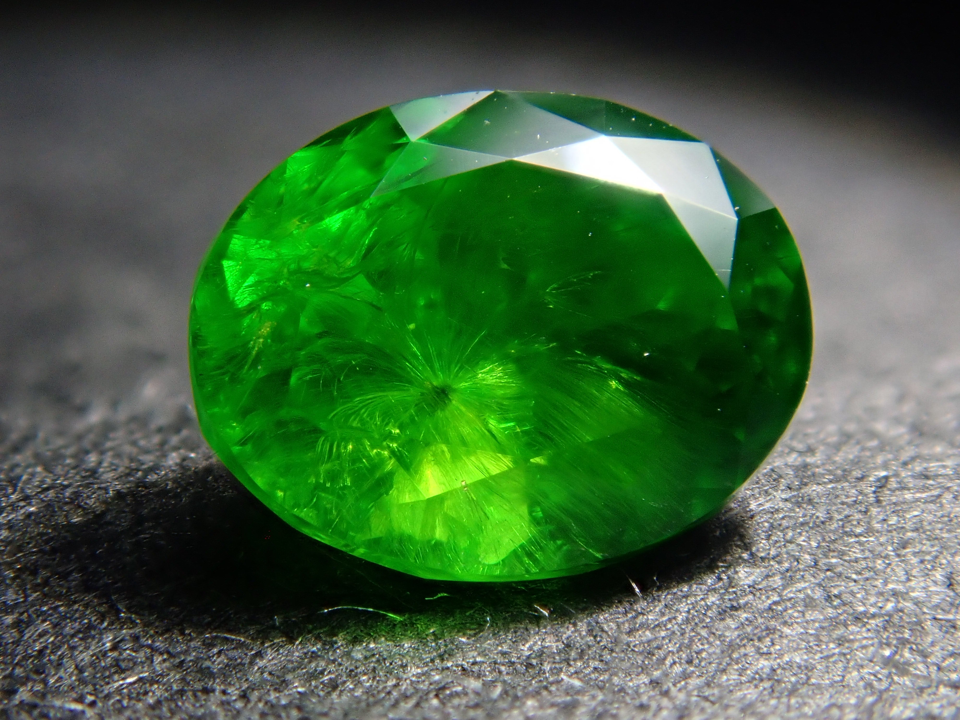 [12560902] Russian Demantoid Garnet (Horsetail) 0.487ct Loose Stone