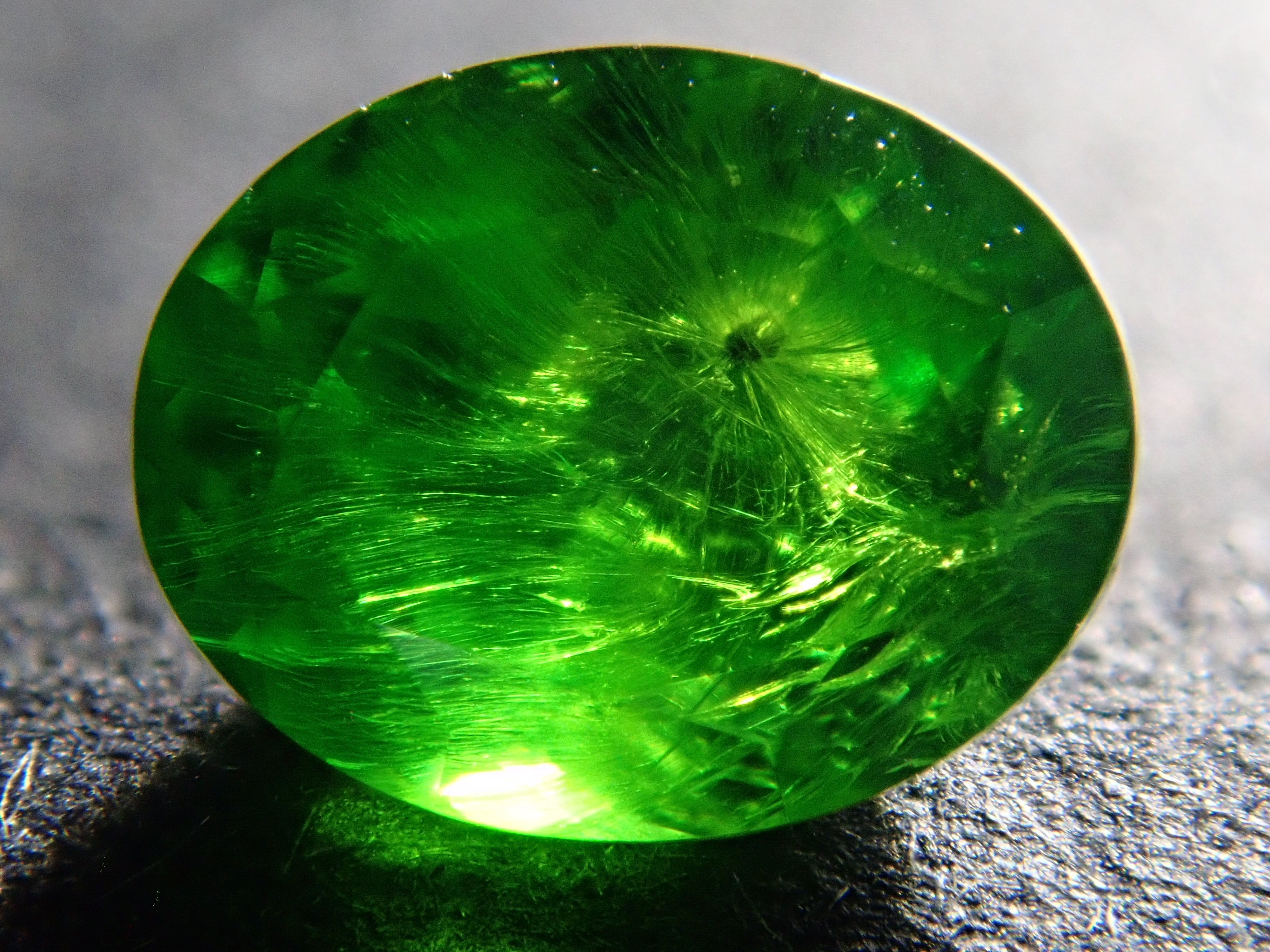 [12560902] Russian Demantoid Garnet (Horsetail) 0.487ct Loose Stone