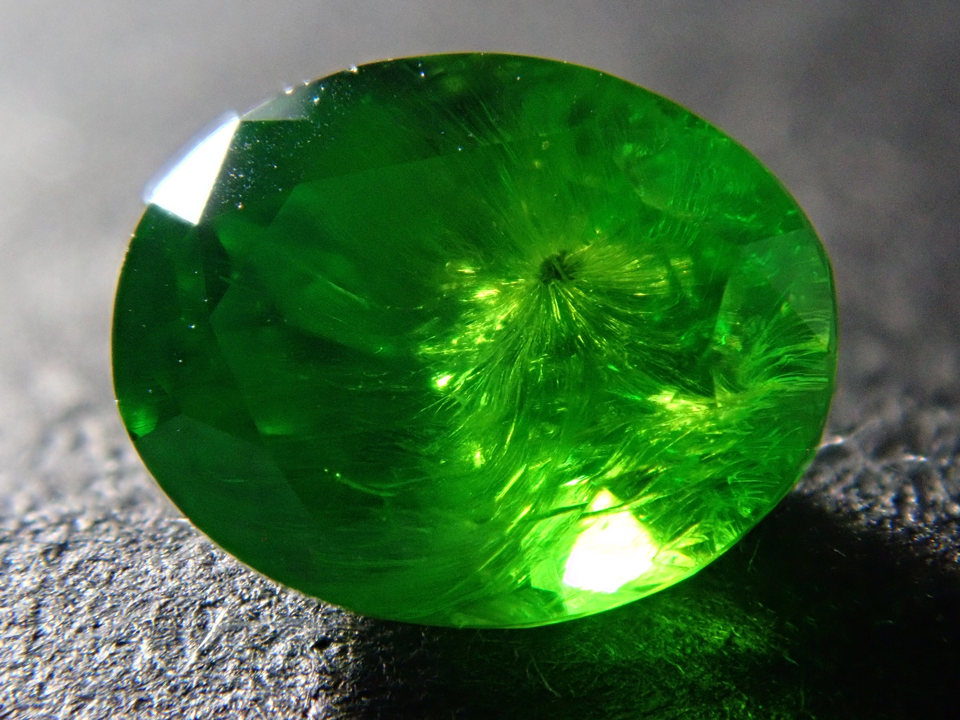 [12560902] Russian Demantoid Garnet (Horsetail) 0.487ct Loose Stone