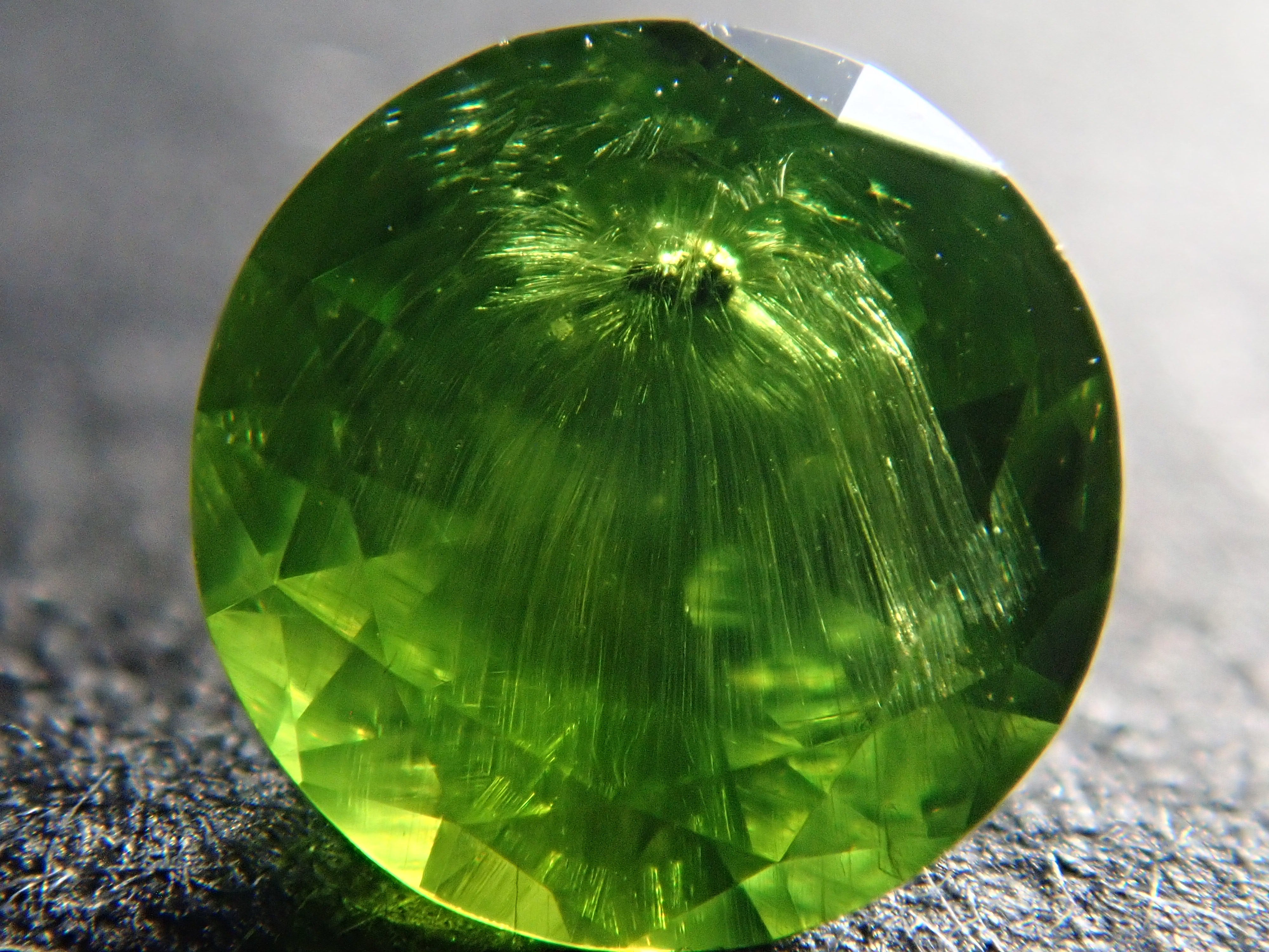 【12/17 22時販売】ロシア産デマントイドガーネット（ホーステール認む） 4.2mm/0.325ctルース