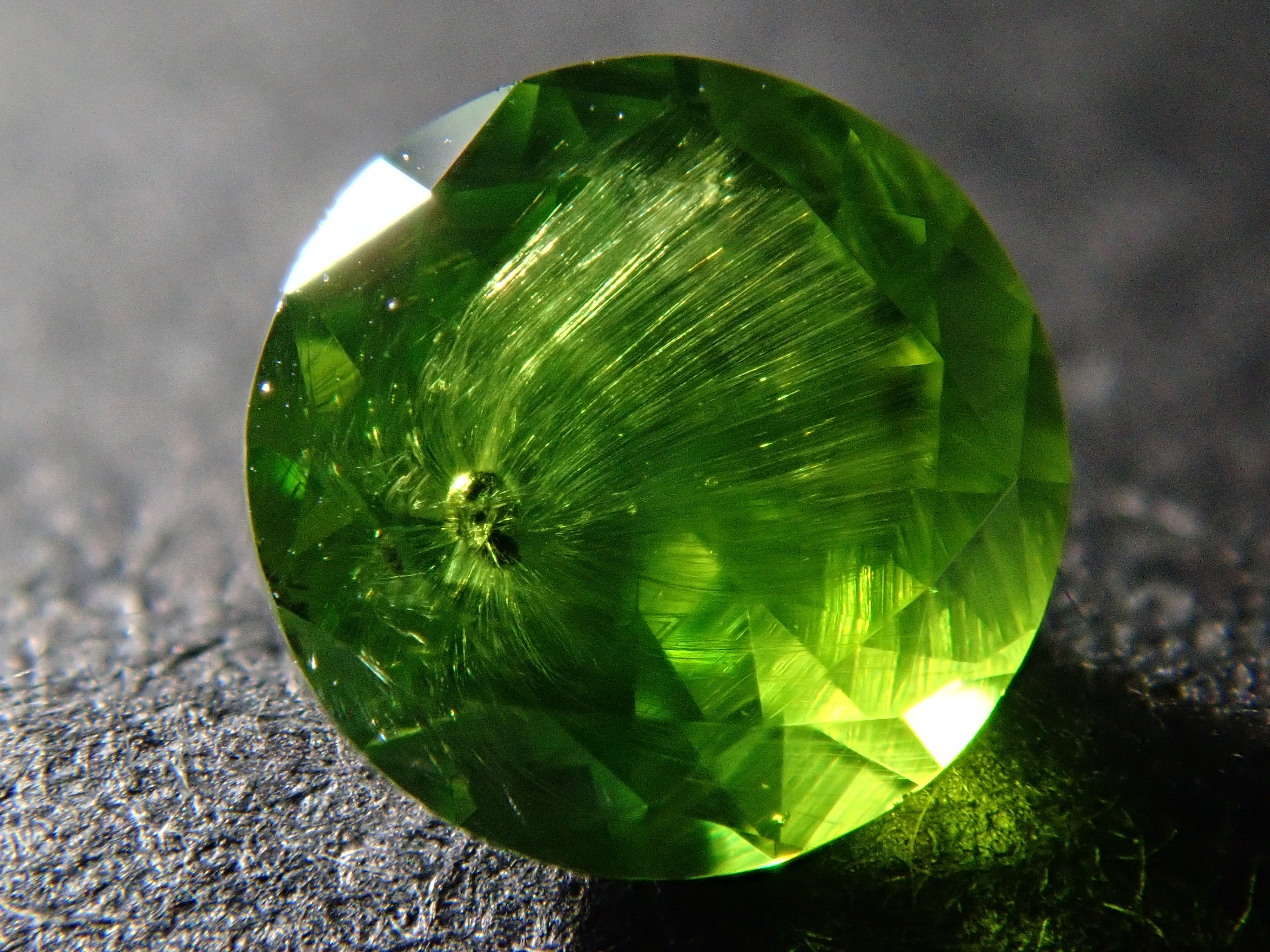 【12/17 22時販売】ロシア産デマントイドガーネット（ホーステール認む） 4.2mm/0.325ctルース