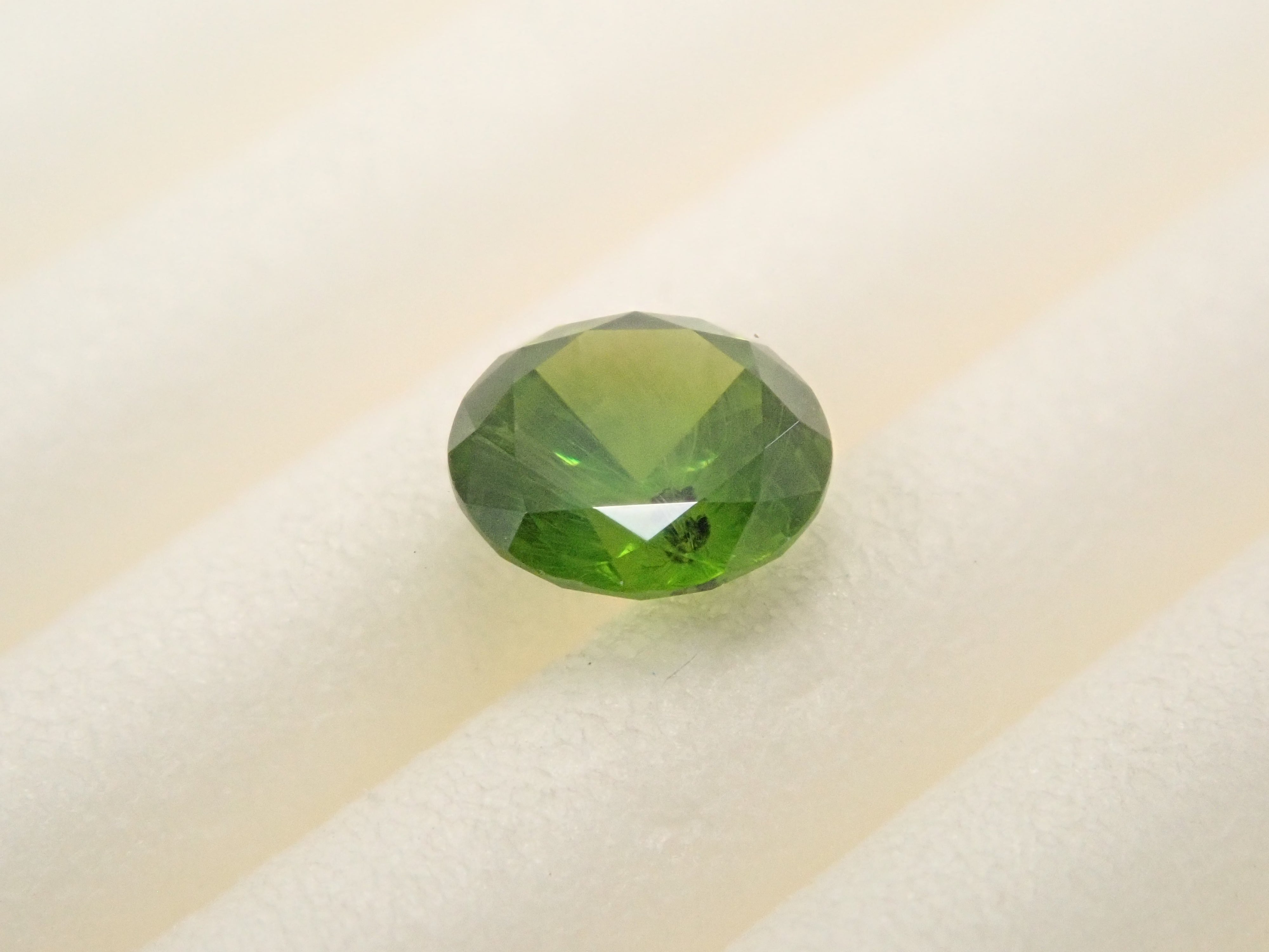 【12/17 22時販売】ロシア産デマントイドガーネット（ホーステール認む） 4.2mm/0.325ctルース