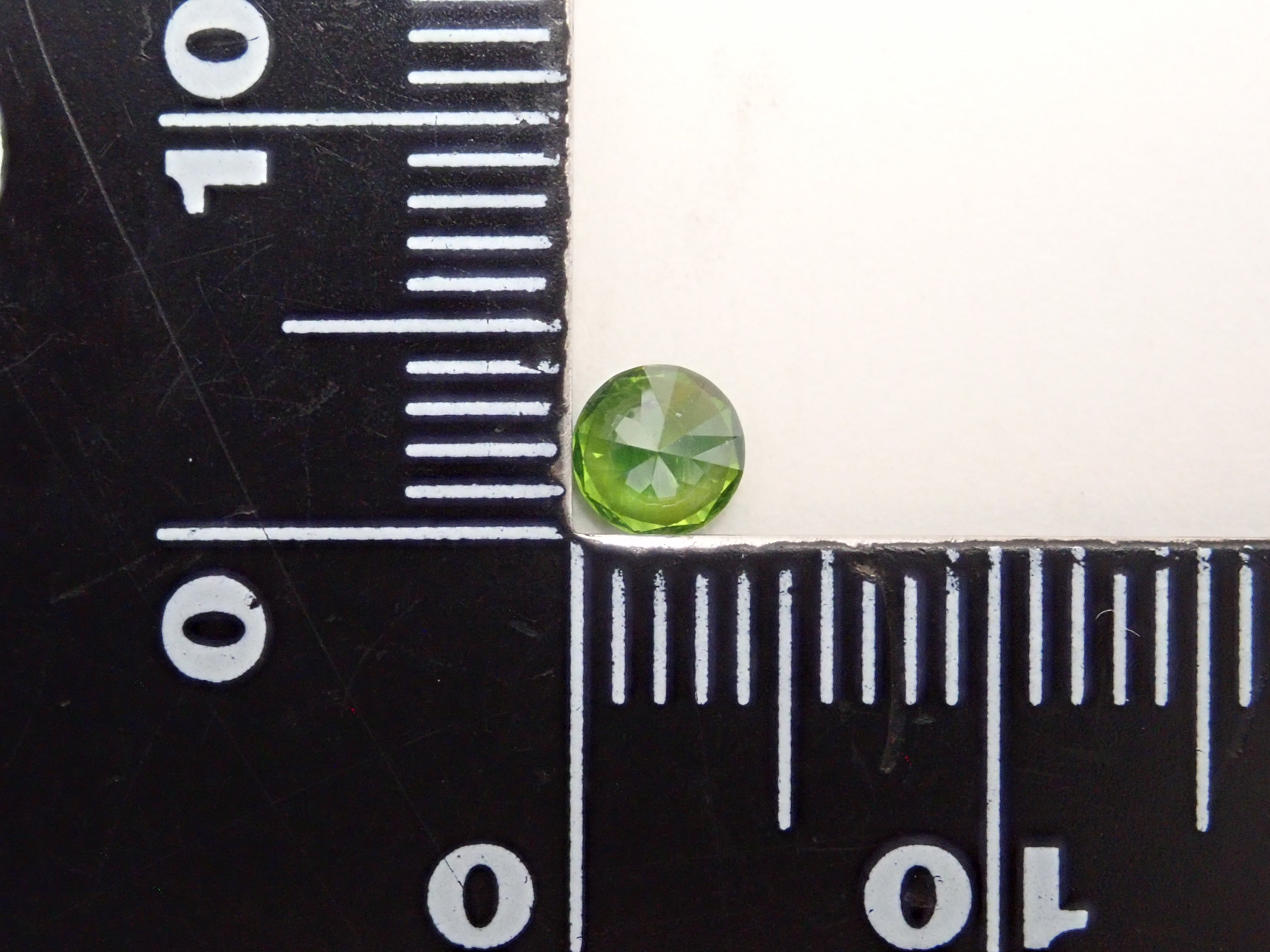 ロシア産デマントイドガーネット（ホーステール認む） 4.2mm/0.325ctルース