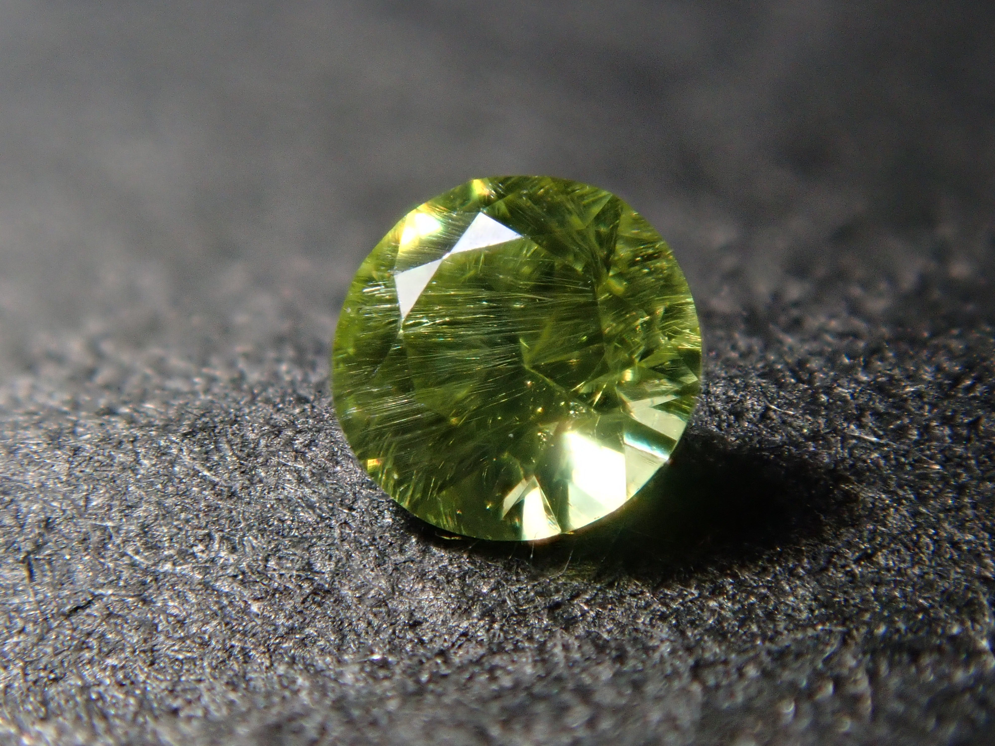 [12560904] Russian Demantoid Garnet (Horsetail) 0.073ct Loose Stone