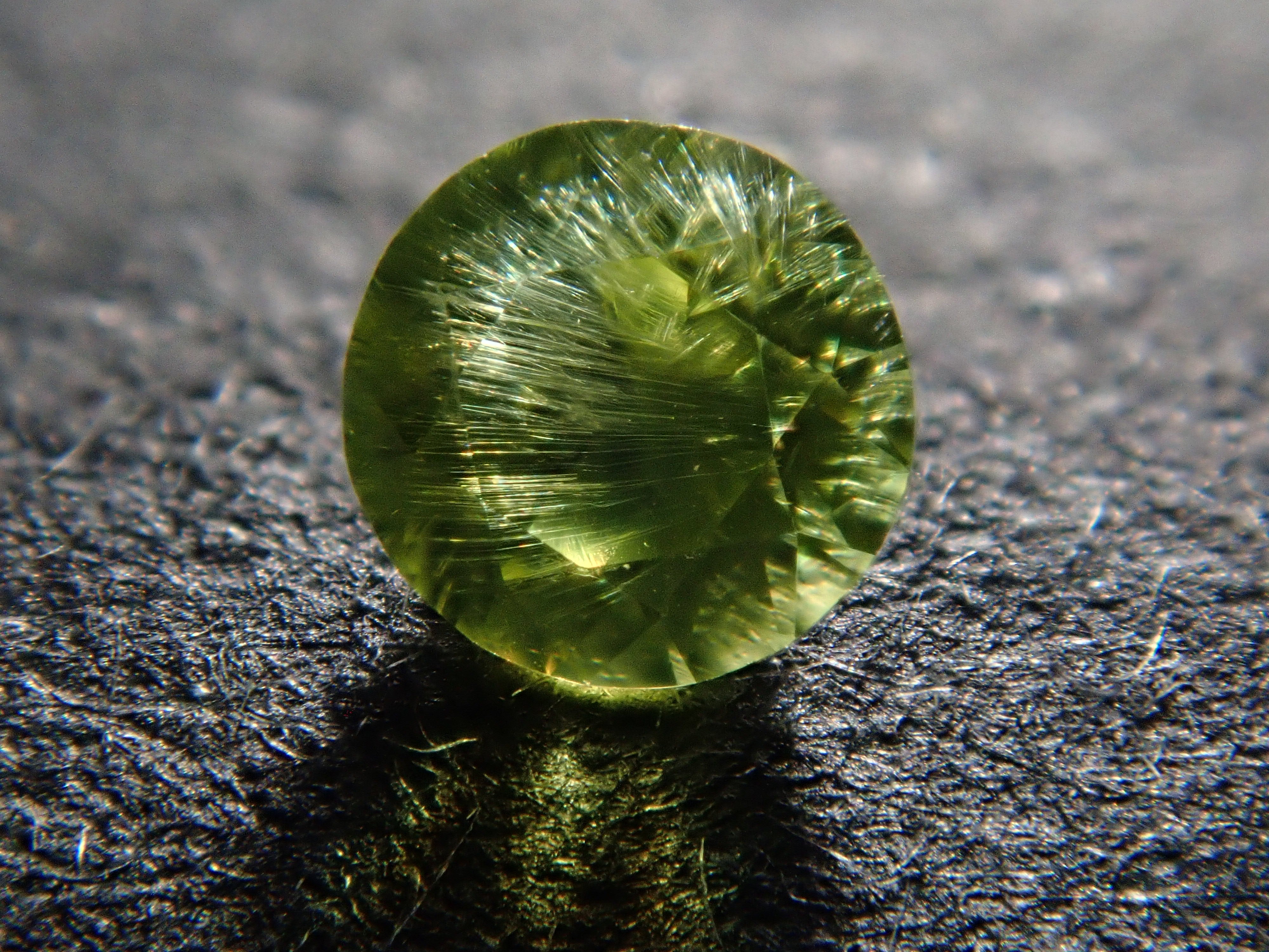 [12560904] Russian Demantoid Garnet (Horsetail) 0.073ct Loose Stone