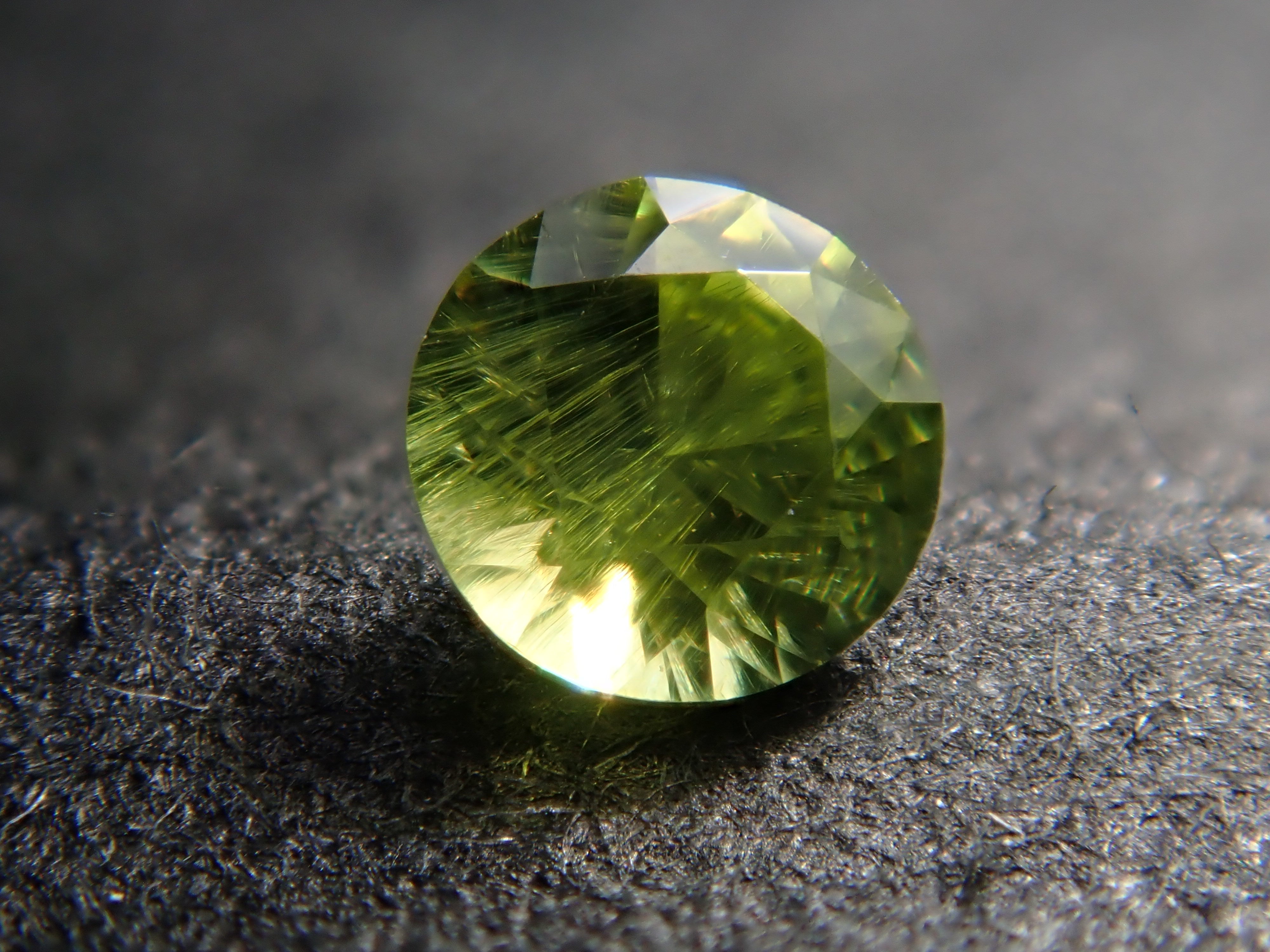 [12560904] Russian Demantoid Garnet (Horsetail) 0.073ct Loose Stone