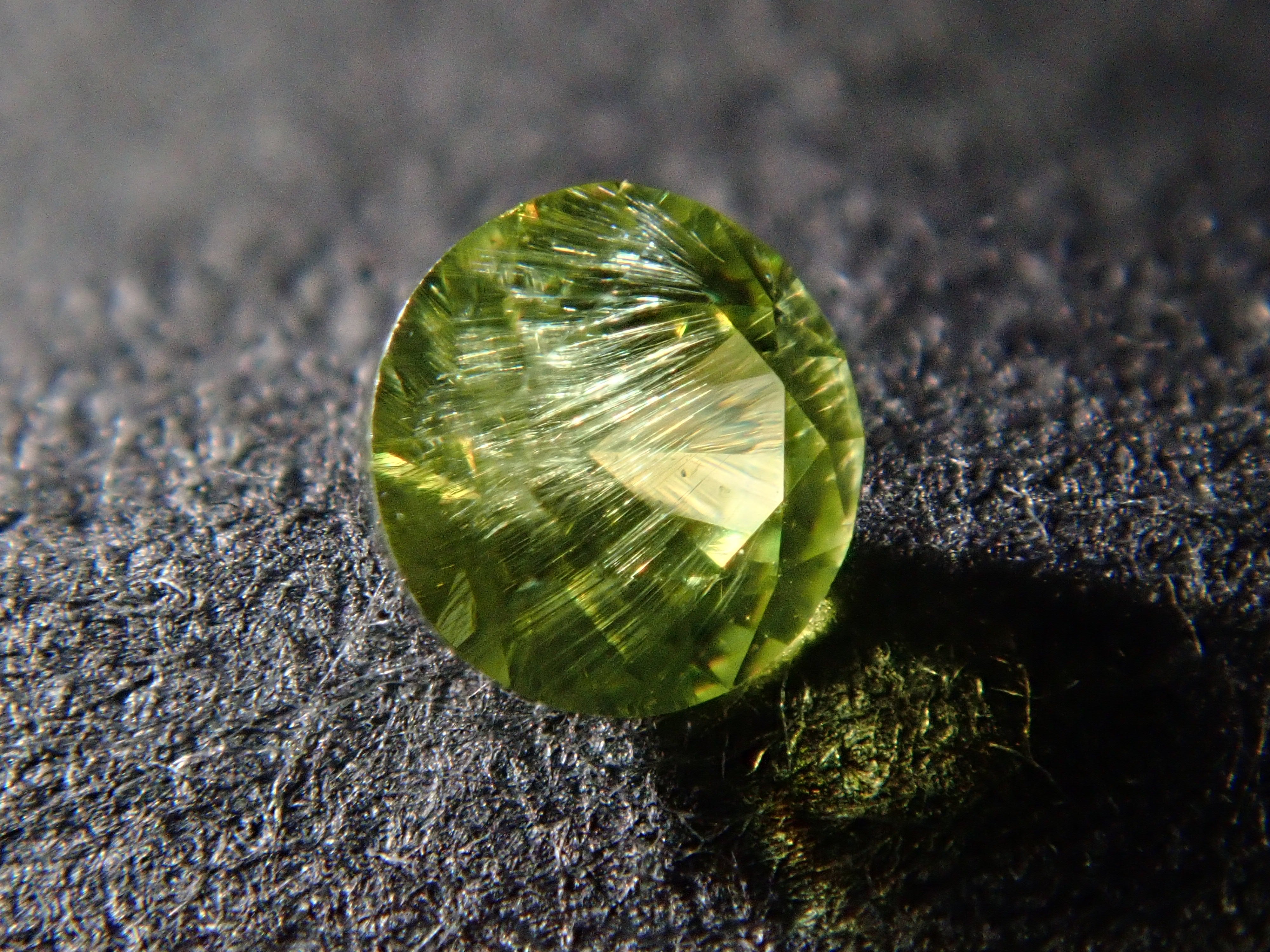 [12560904] Russian Demantoid Garnet (Horsetail) 0.073ct Loose Stone