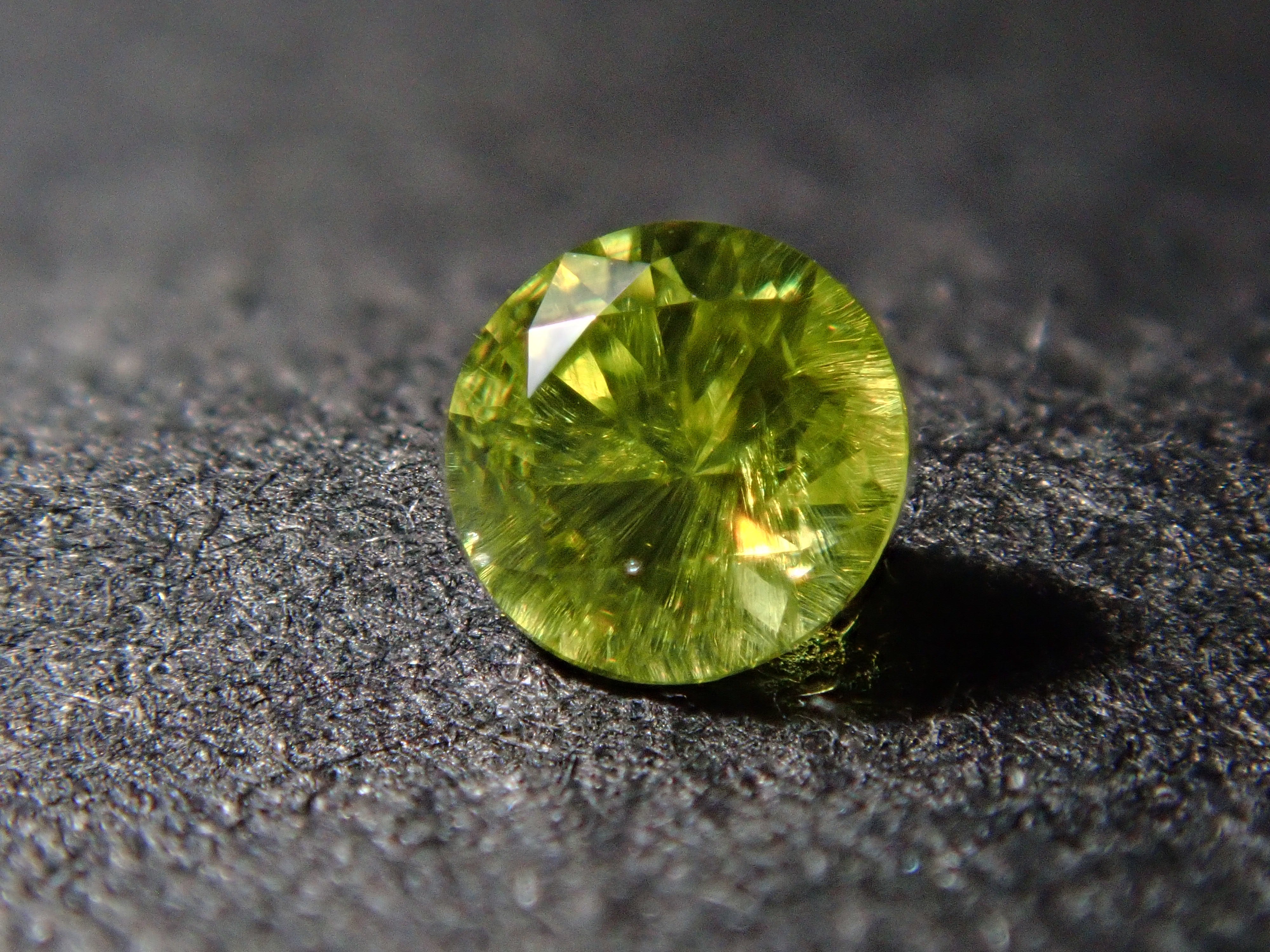 [12560906] Russian Demantoid Garnet (Horsetail) 0.079ct Loose Stone