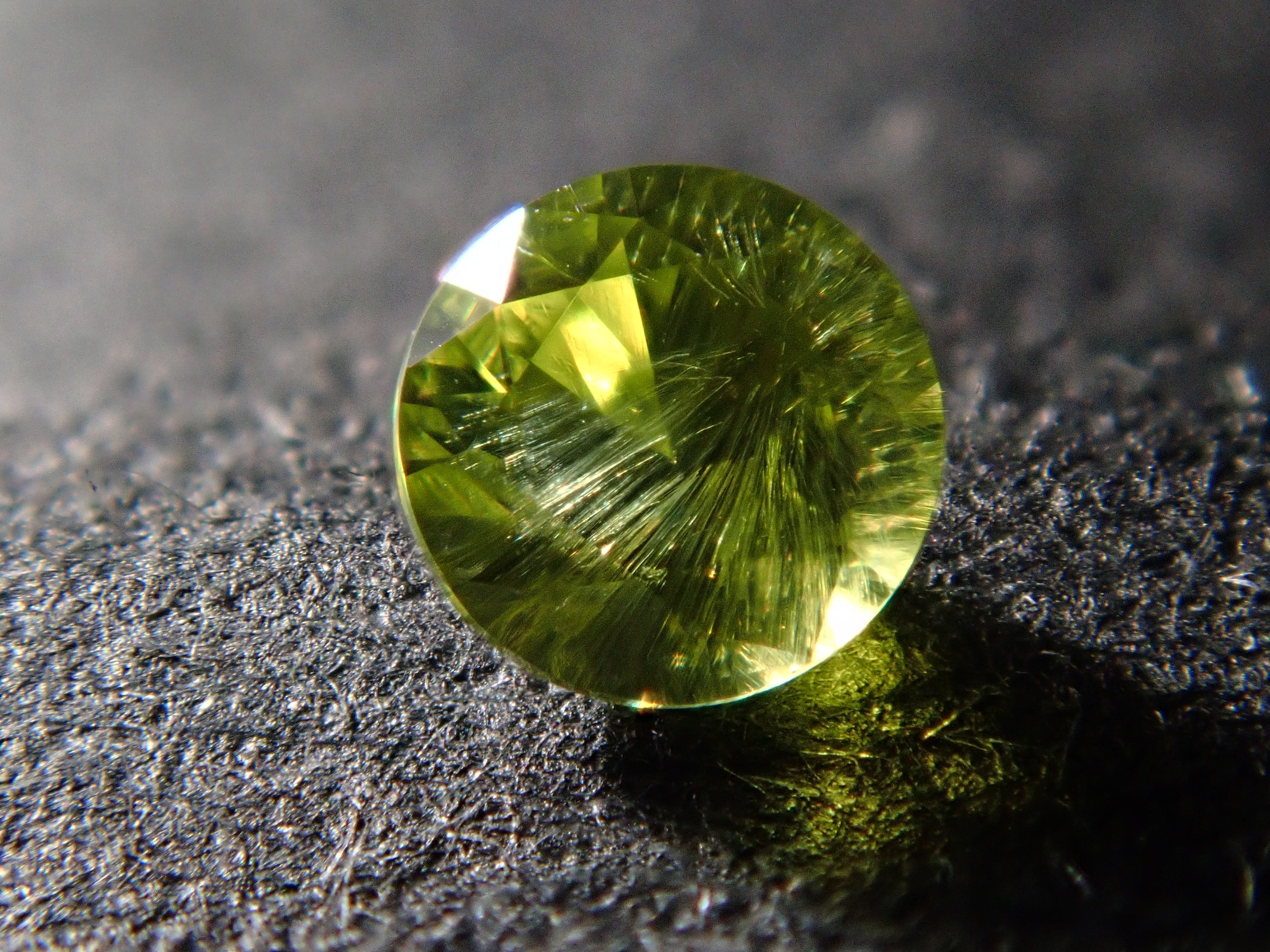 [12560906] Russian Demantoid Garnet (Horsetail) 0.079ct Loose Stone