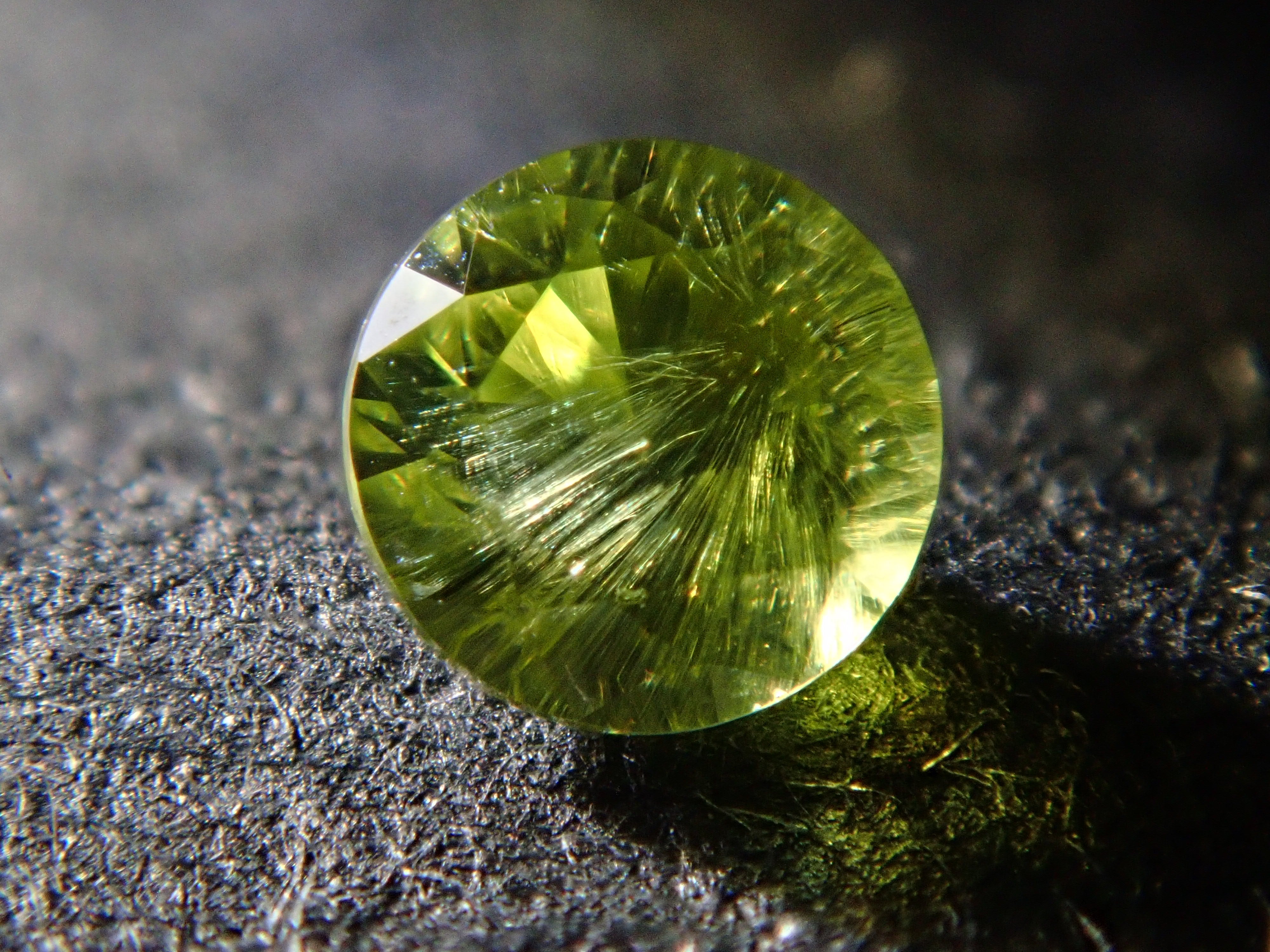 [12560906] Russian Demantoid Garnet (Horsetail) 0.079ct Loose Stone