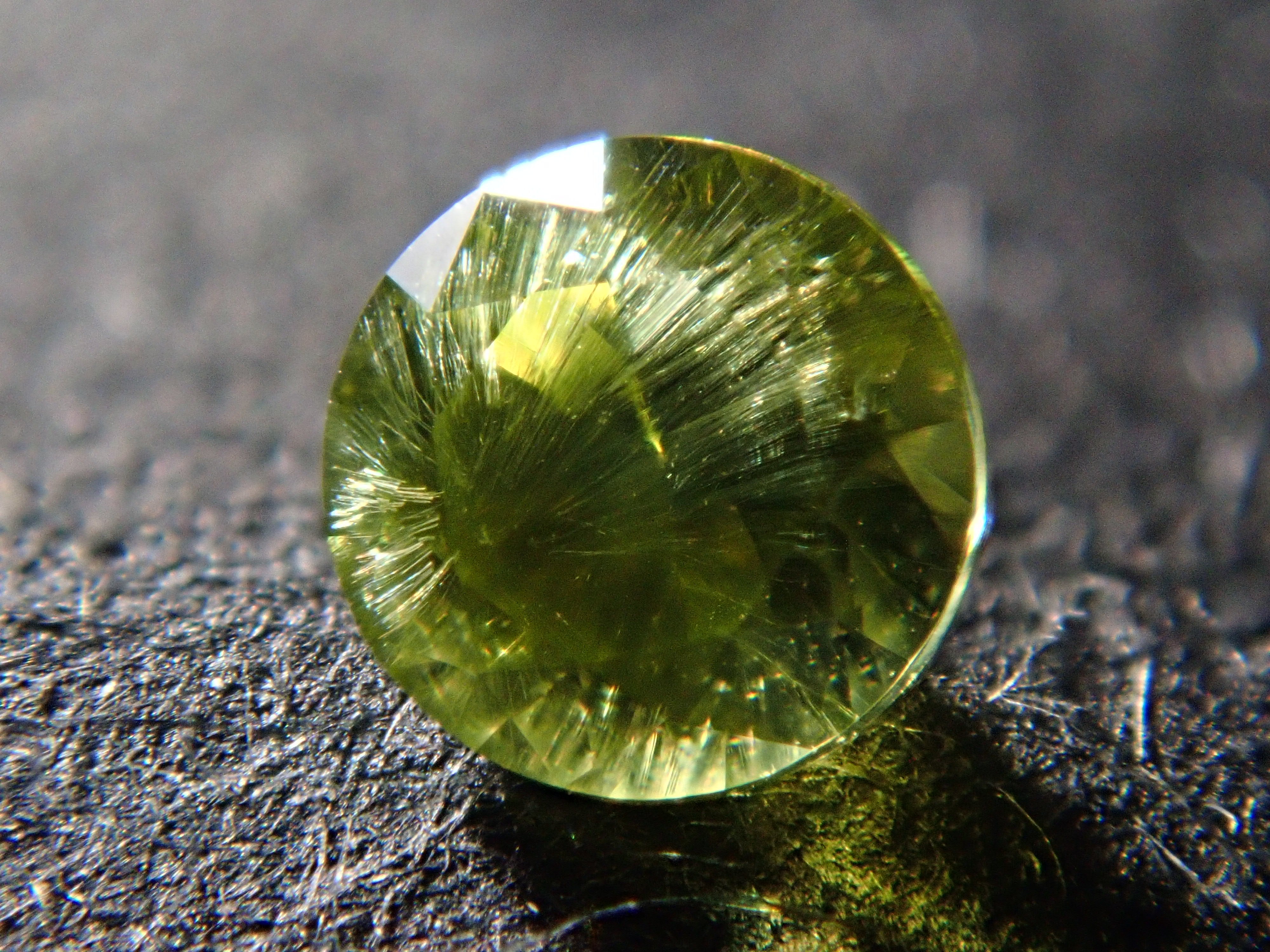 [12560906] Russian Demantoid Garnet (Horsetail) 0.079ct Loose Stone