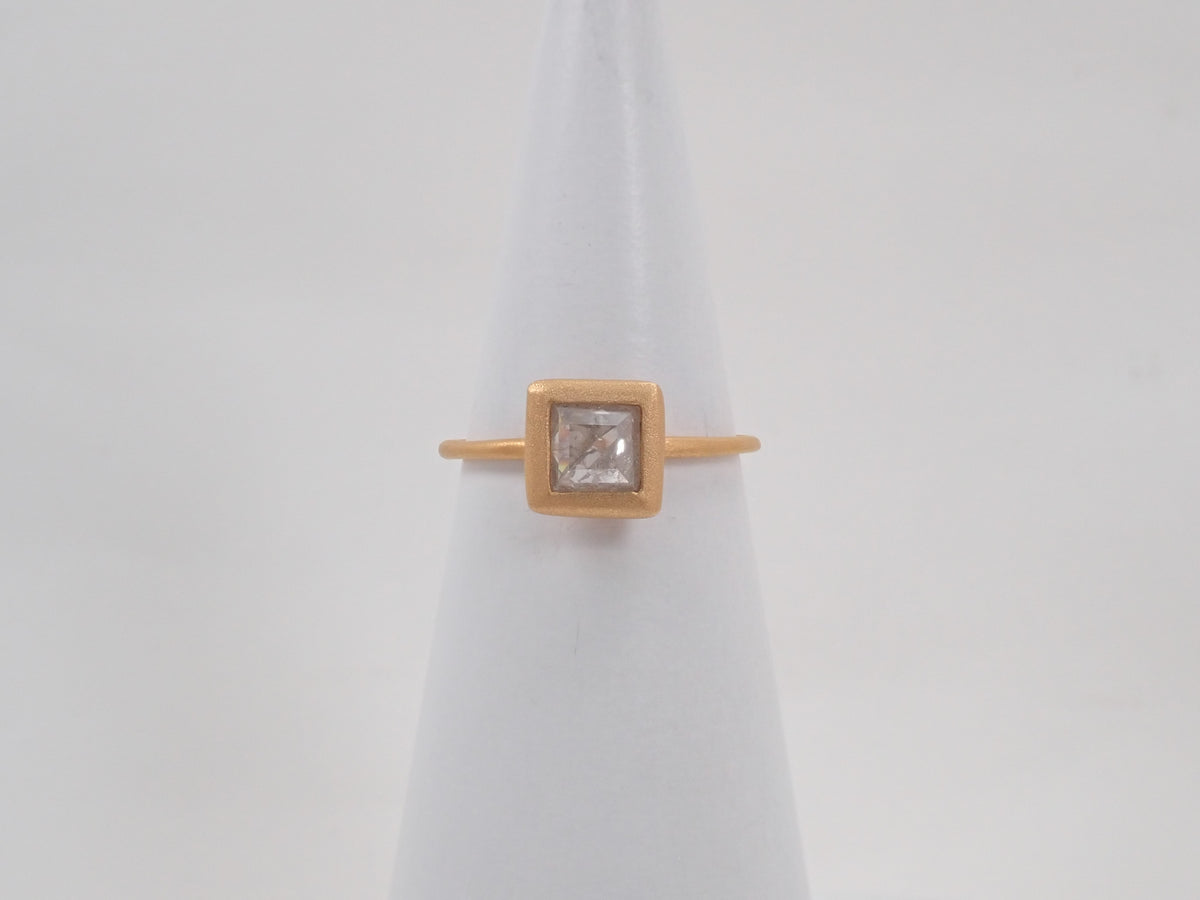 【Available Oct 19, 10 PM】【Colori】K18 Pyramid Cut Diamond 0.731ct Ring with Appraisal Report