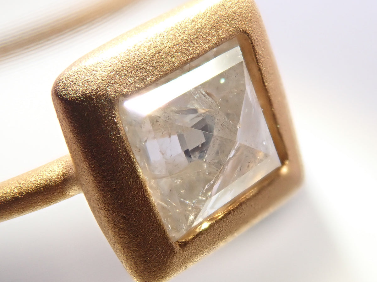 【Available Oct 19, 10 PM】【Colori】K18 Pyramid Cut Diamond 0.731ct Ring with Appraisal Report