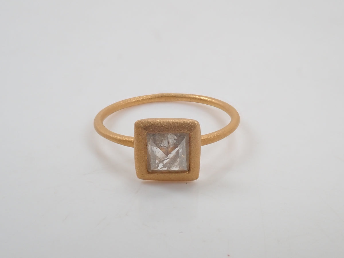 【Available Oct 19, 10 PM】【Colori】K18 Pyramid Cut Diamond 0.731ct Ring with Appraisal Report