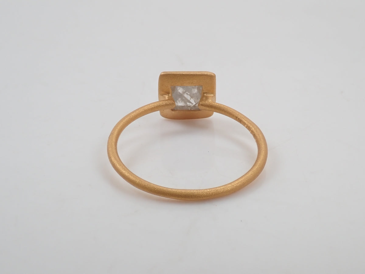 【Available Oct 19, 10 PM】【Colori】K18 Pyramid Cut Diamond 0.731ct Ring with Appraisal Report