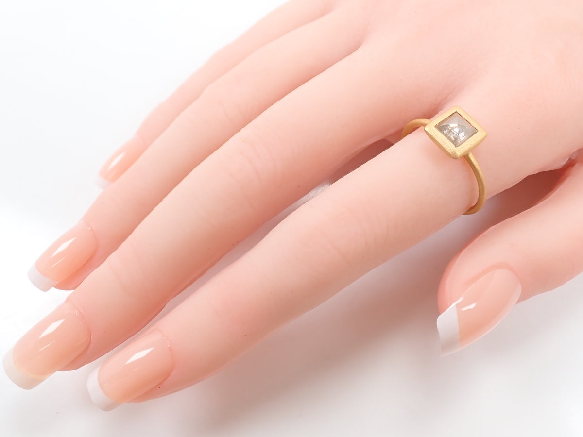 【Available Oct 19, 10 PM】【Colori】K18 Pyramid Cut Diamond 0.731ct Ring with Appraisal Report