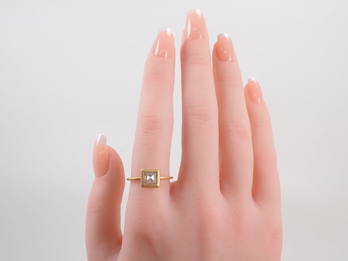 【Available Oct 19, 10 PM】【Colori】K18 Pyramid Cut Diamond 0.731ct Ring with Appraisal Report