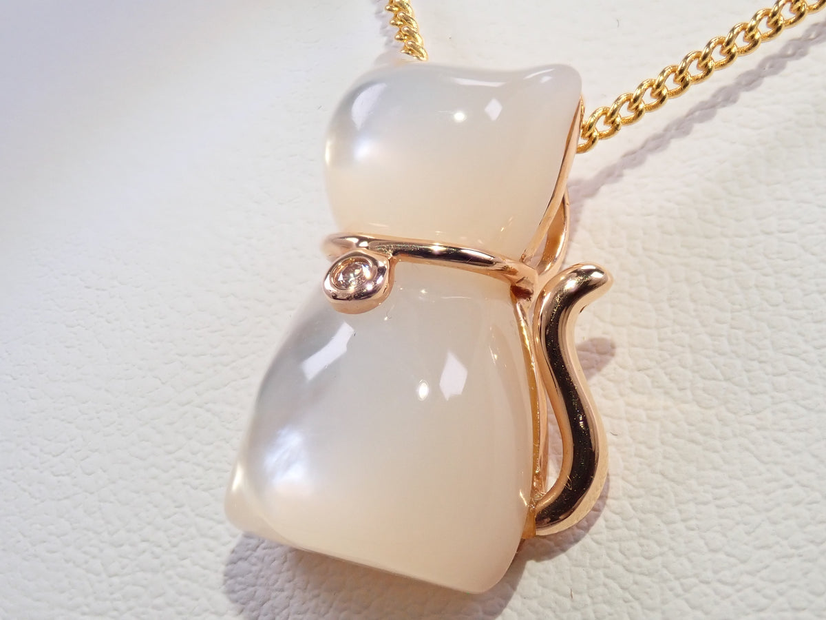 【10/19 22時販売】【カラフリ】K18 白蝶貝 猫モチーフ ダイヤモンド0.01ctペンダントトップ（ネックレストップ）鑑別書