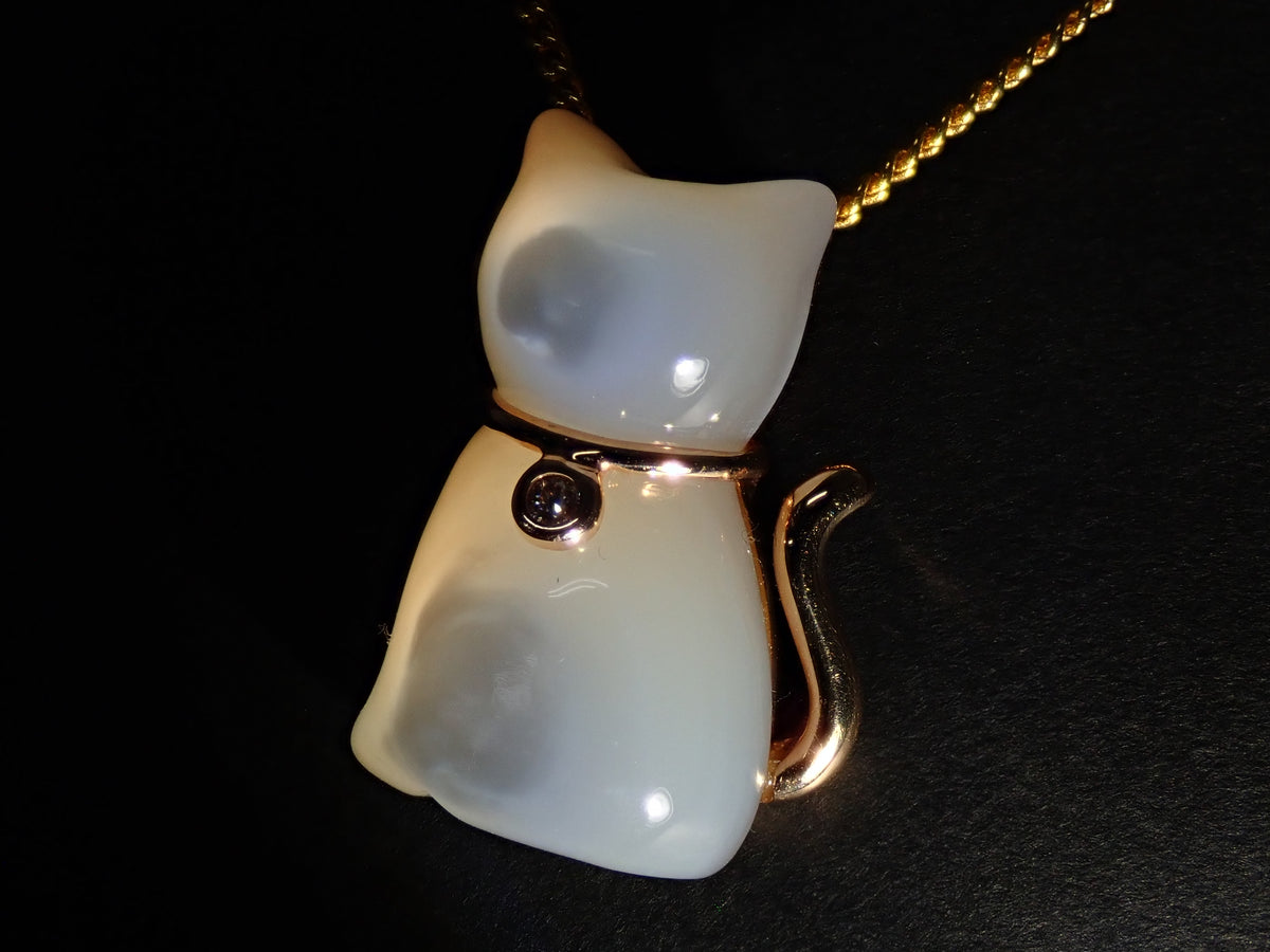 【10/19 22時販売】【カラフリ】K18 白蝶貝 猫モチーフ ダイヤモンド0.01ctペンダントトップ（ネックレストップ）鑑別書