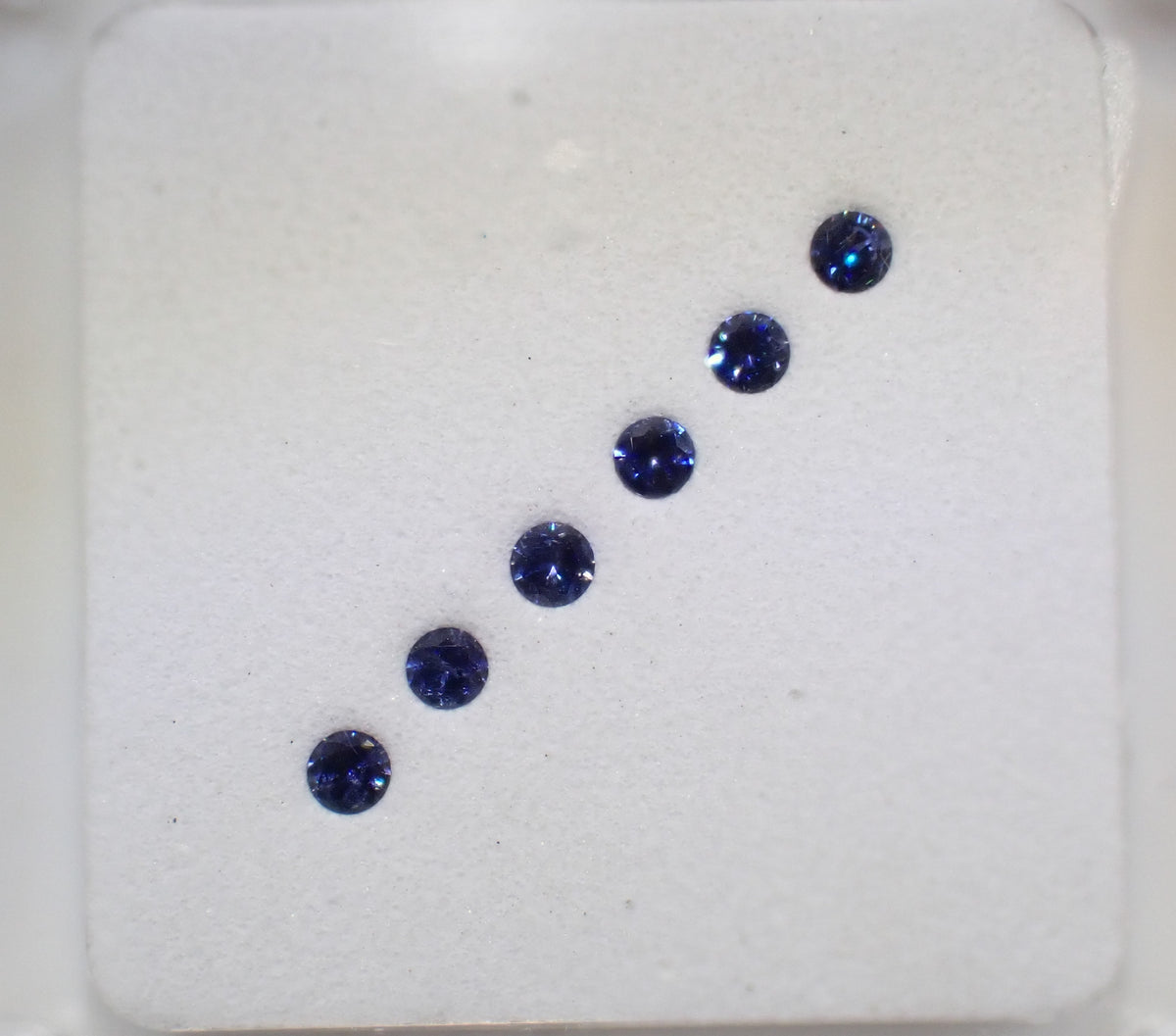 Benitoite Gradation 6 Stone Set (2.0mm, Round Cut, Including Top Quality) 《Multiple Purchase Discount Available》