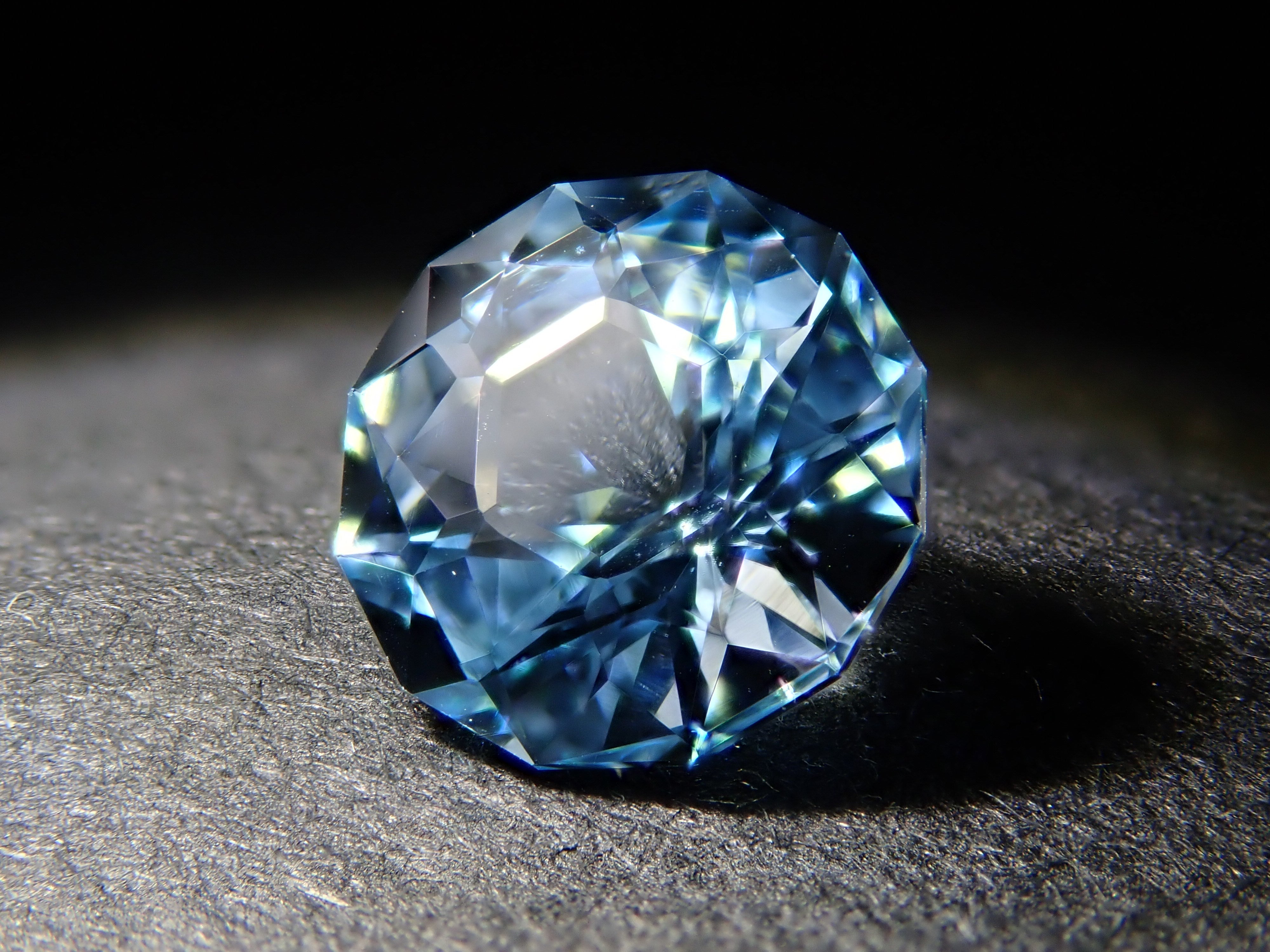 【10/23 22時販売】ブラジル産ブルートパーズ 5.5mm/0.754ctルース
