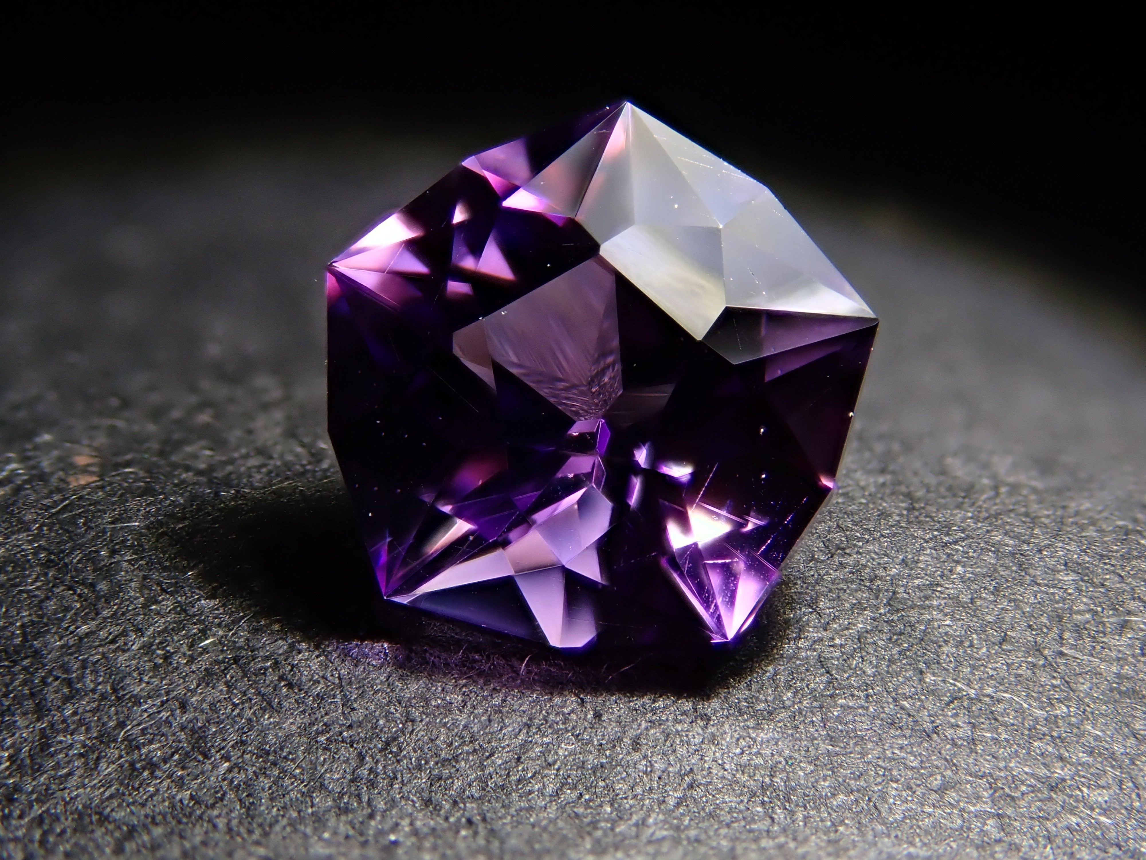 黄鉄鉱、アメジスト カラーシフトアメジスト 0.849ctルース