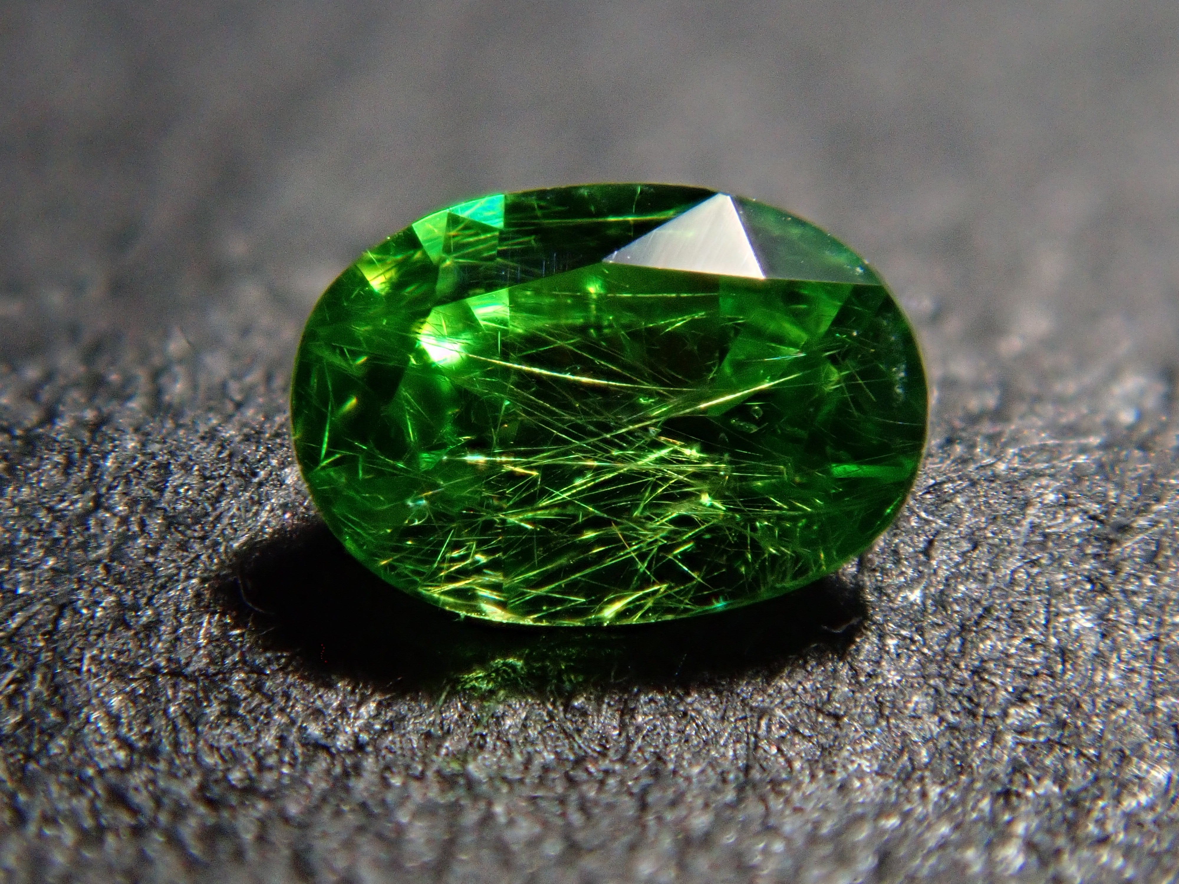 天然石　デマントイドガーネット 天然デマントイドガーネット 0.44ct 【ビビットグリーン】 ロシア