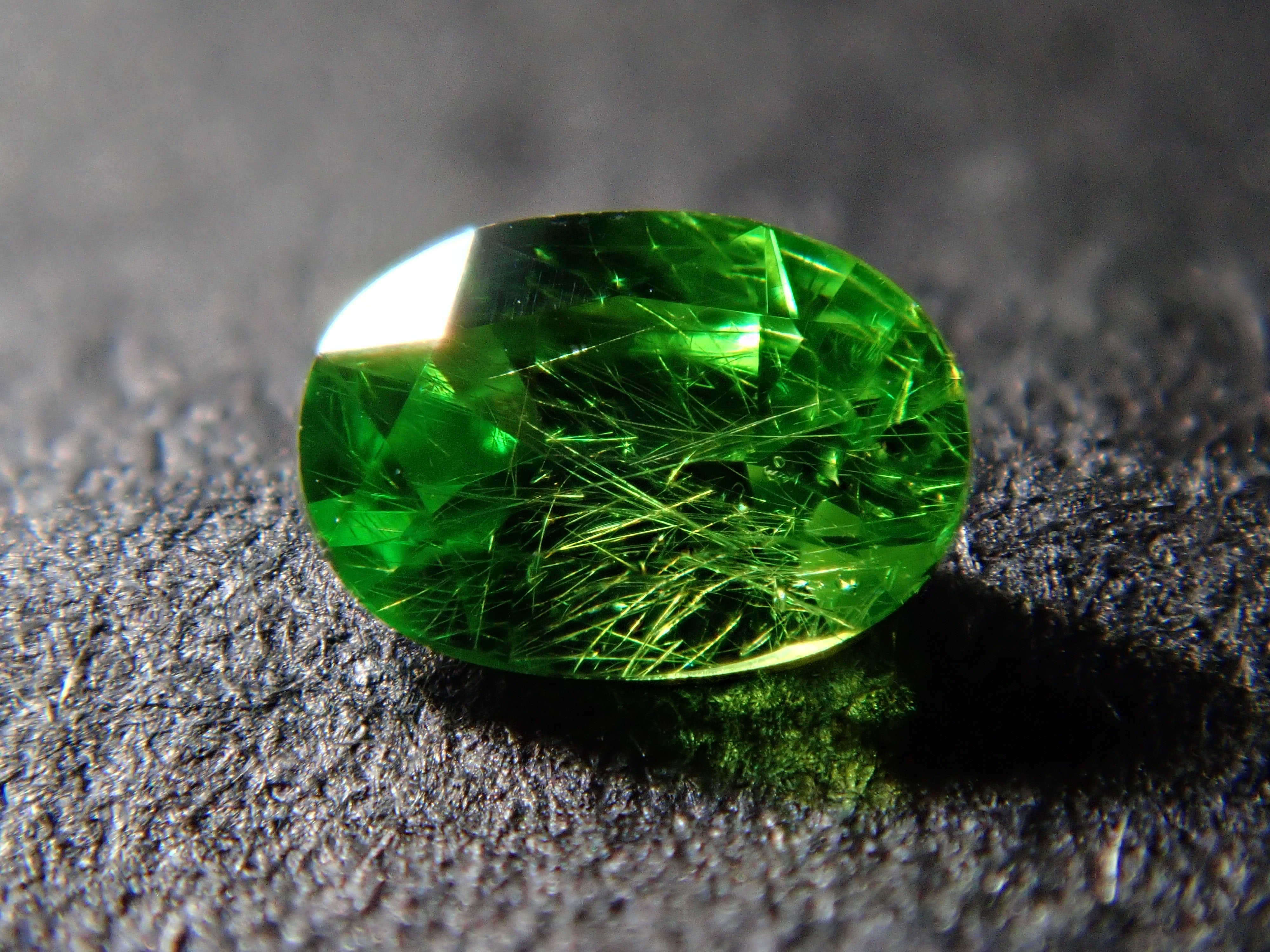 ロシア産デマントイドガーネット（ホーステール認む） 0.064ctルース